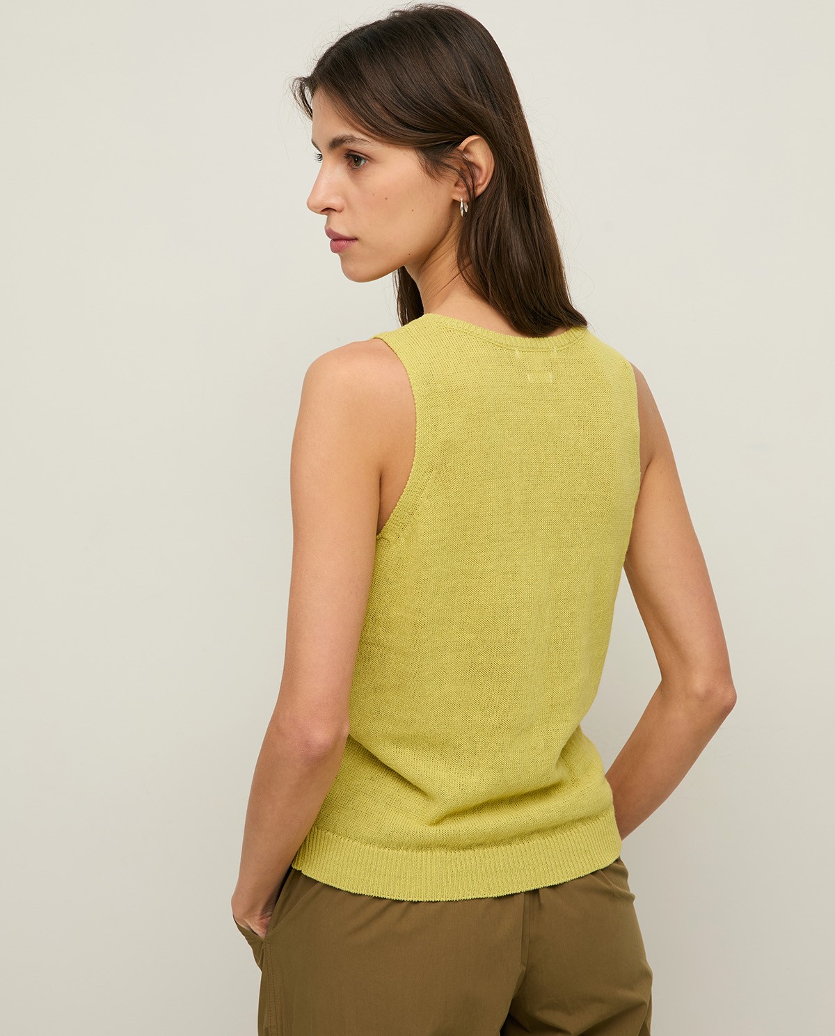 Top lino escote pico en color lima, vista frontal con detalle del tejido 2