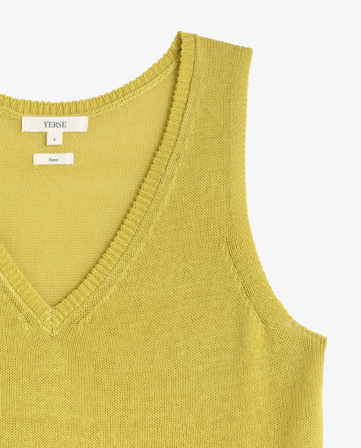 Top lino escote pico en color lima, vista frontal con detalle del tejido 7