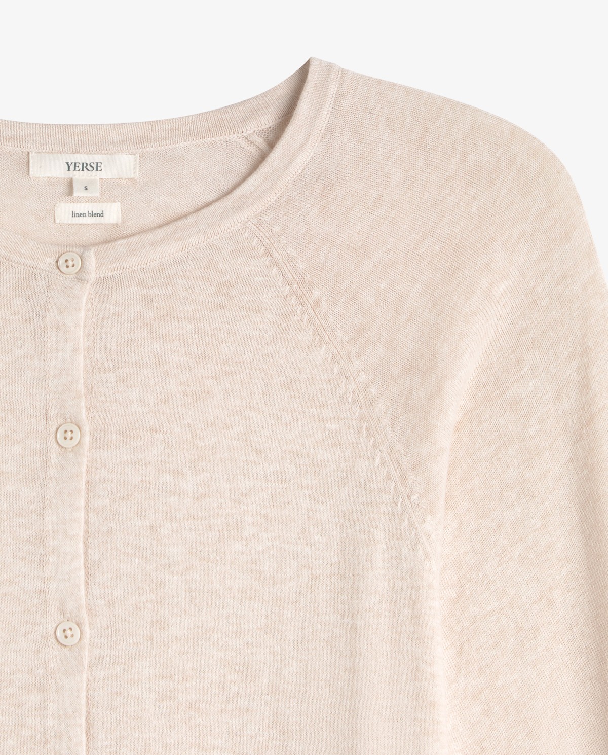 Cárdigan de punto manga abullonada en color crudo, vista frontal con detalle del tejido 8