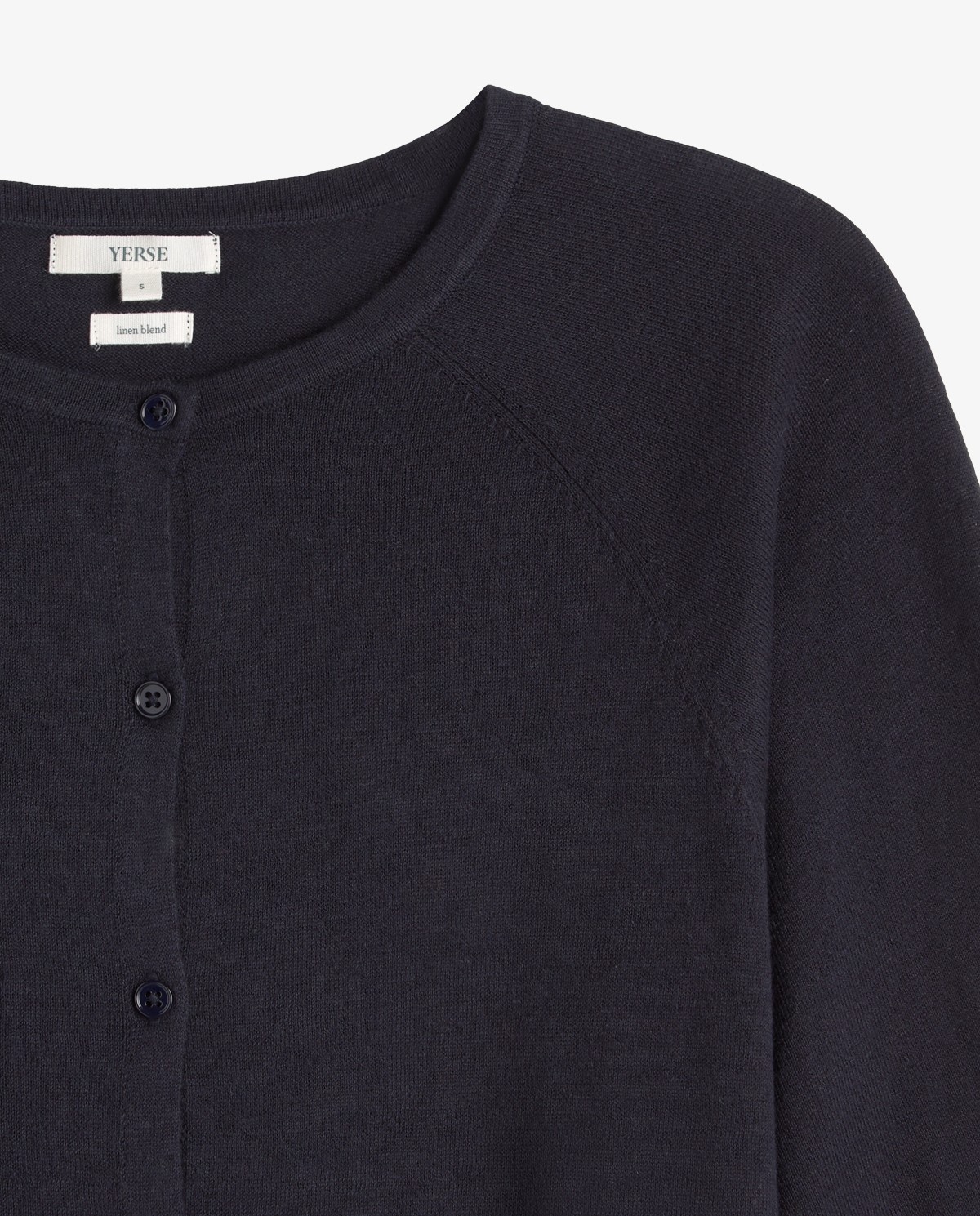 Cárdigan de punto manga abullonada en color azul oscuro, vista frontal con detalle del tejido 9