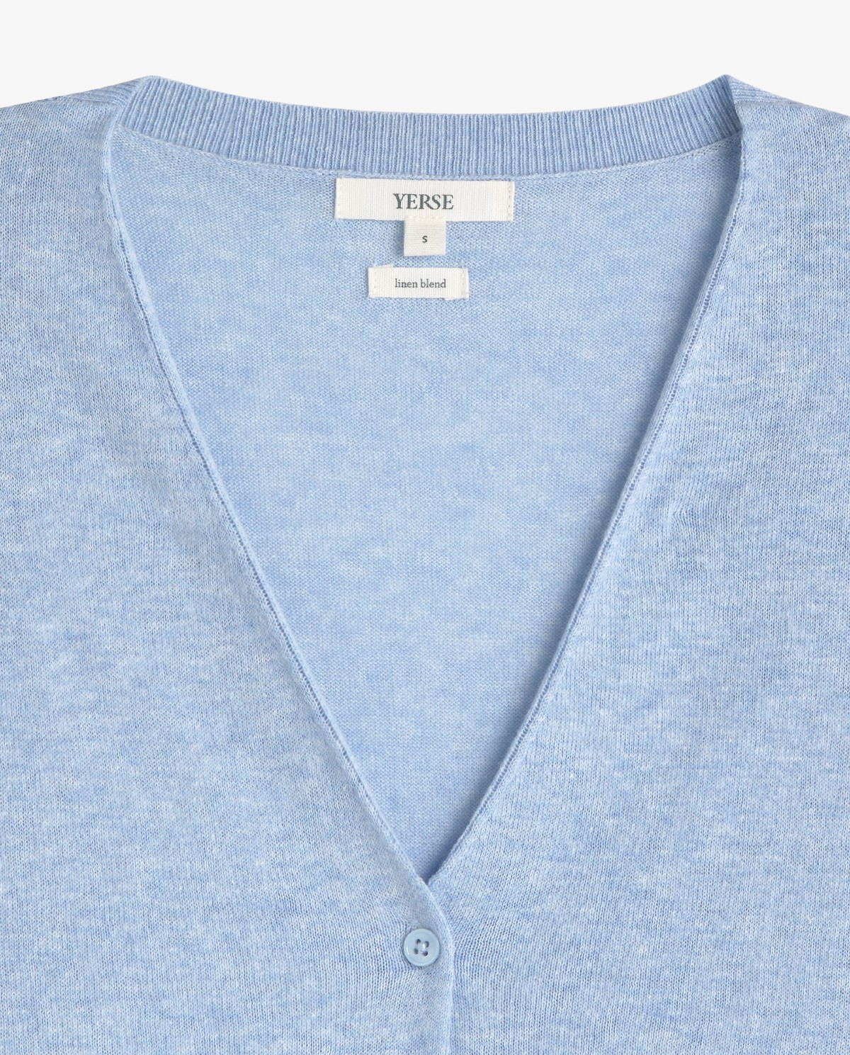 Cárdigan manga corta escote pico en color azul cielo, vista frontal con detalle del tejido 6