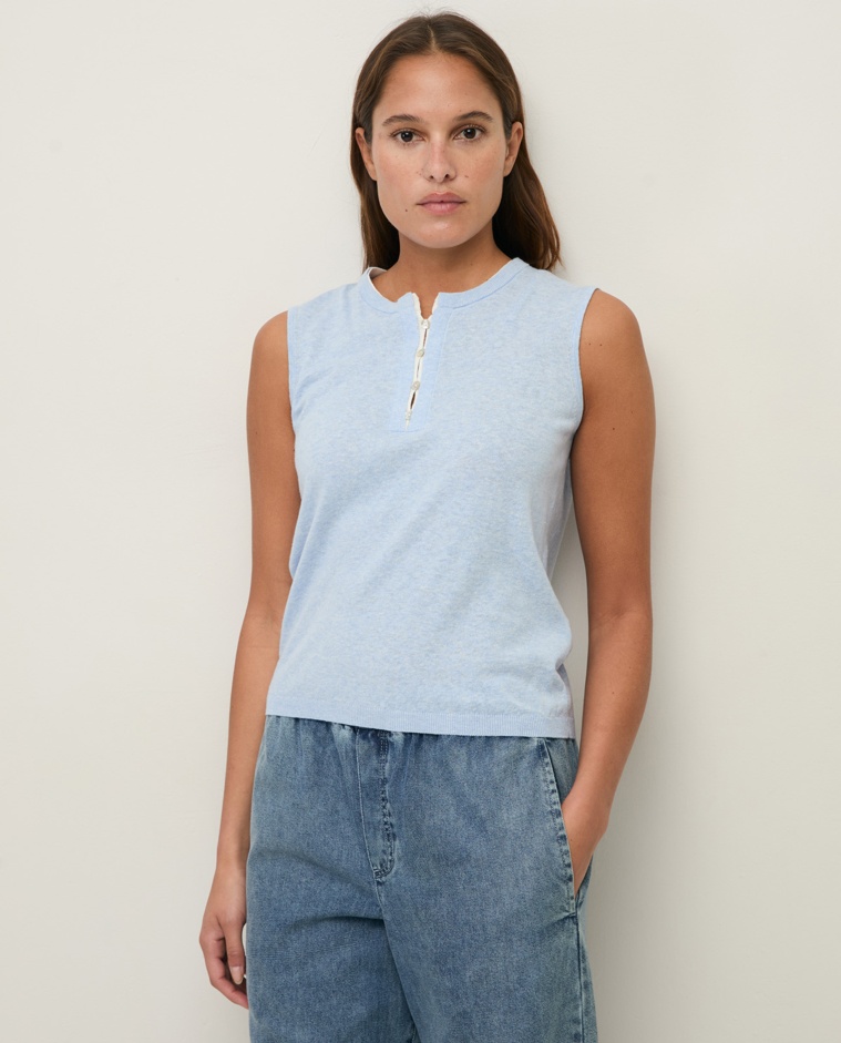 Top algodón y lino cuello panadero en color azul cielo, vista frontal con detalle del tejido