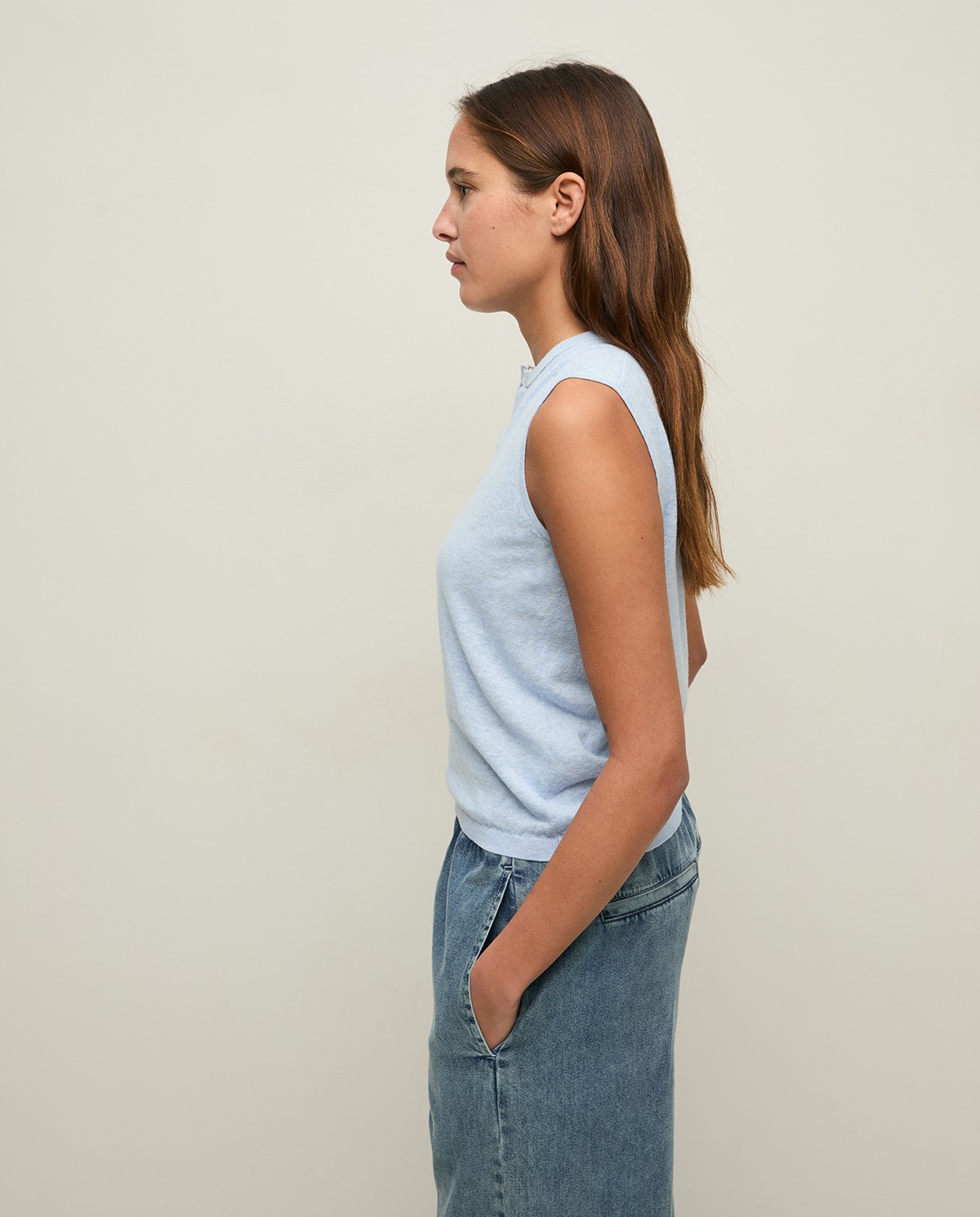 Top algodón y lino cuello panadero en color azul cielo, vista frontal con detalle del tejido 2