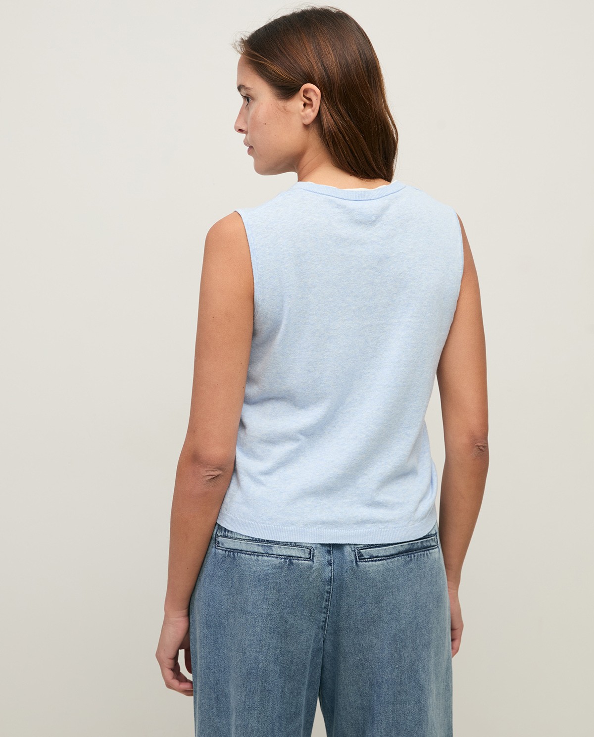 Top algodón y lino cuello panadero en color azul cielo, vista frontal con detalle del tejido 3