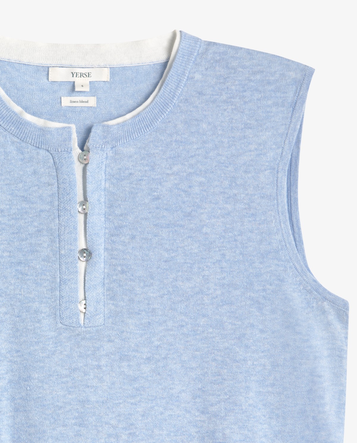 Top algodón y lino cuello panadero en color azul cielo, vista frontal con detalle del tejido 5