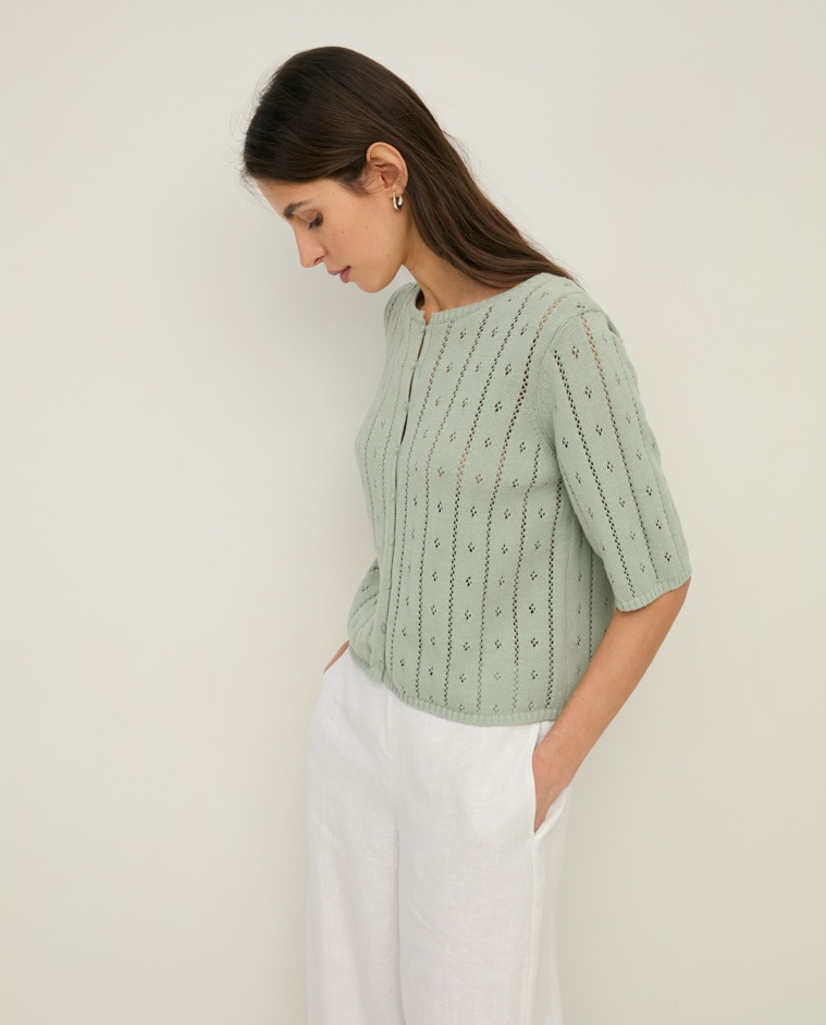 Cárdigan de punto fino calado en color verde, vista frontal con detalle del tejido