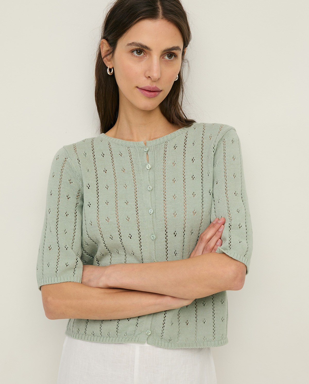 Cárdigan de punto fino calado en color verde, vista frontal con detalle del tejido 2