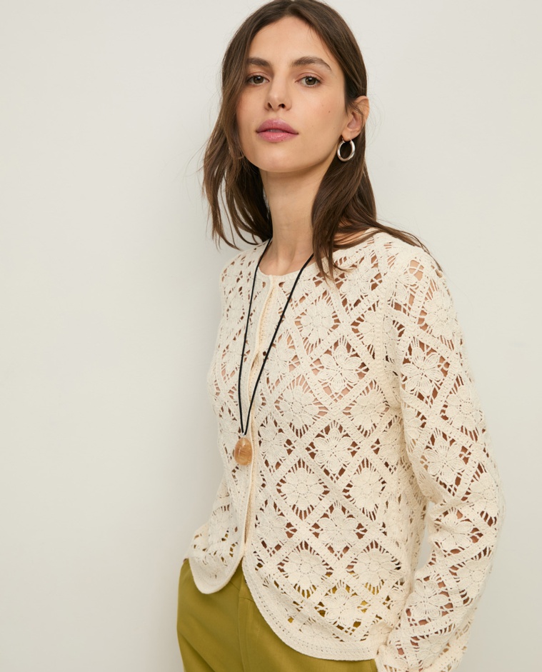 Cárdigan crochet geométrico en color crudo, vista frontal con detalle del tejido