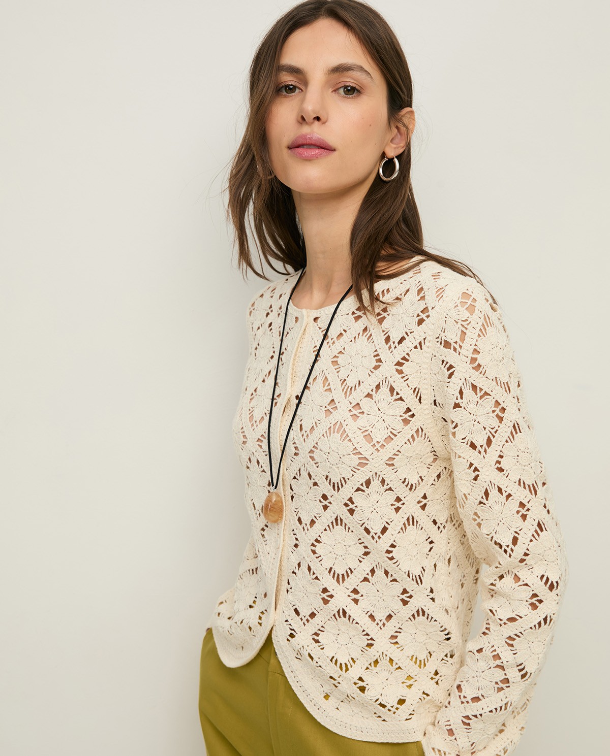 Cárdigan crochet geométrico en color crudo, vista frontal con detalle del tejido 1