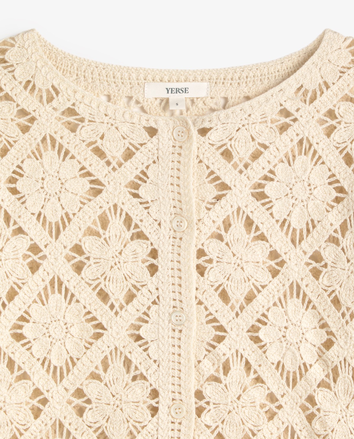 Cárdigan crochet geométrico en color crudo, vista frontal con detalle del tejido 8