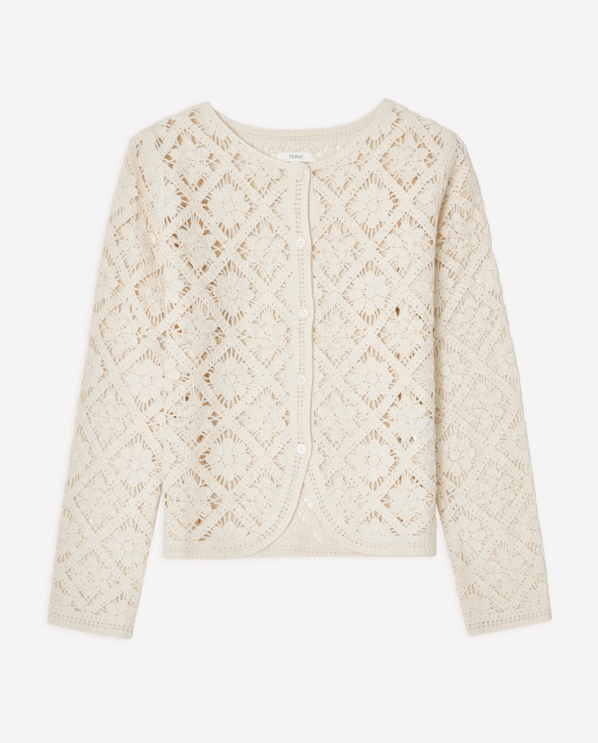 Cárdigan crochet geométrico en color crudo, vista frontal con detalle del tejido 8