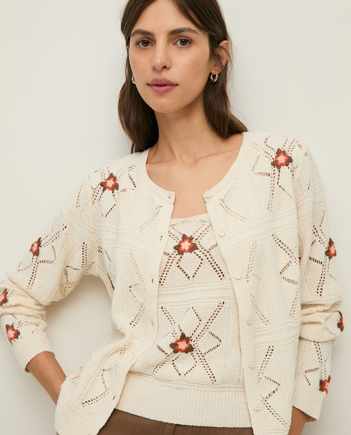 Càrdigan calat brodat floral|Yerse