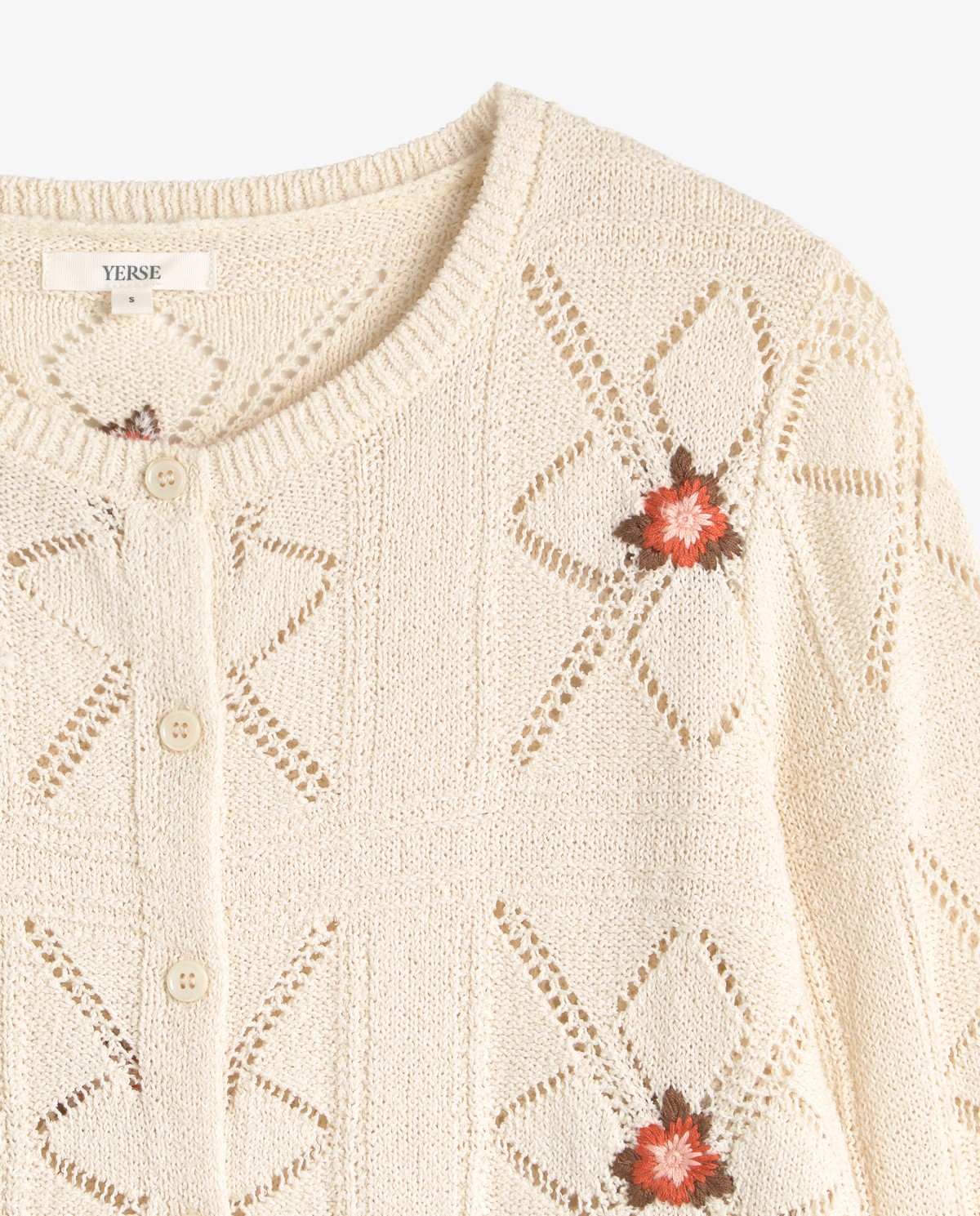 Cárdigan calado bordado floral en color crudo, vista frontal con detalle del tejido 7