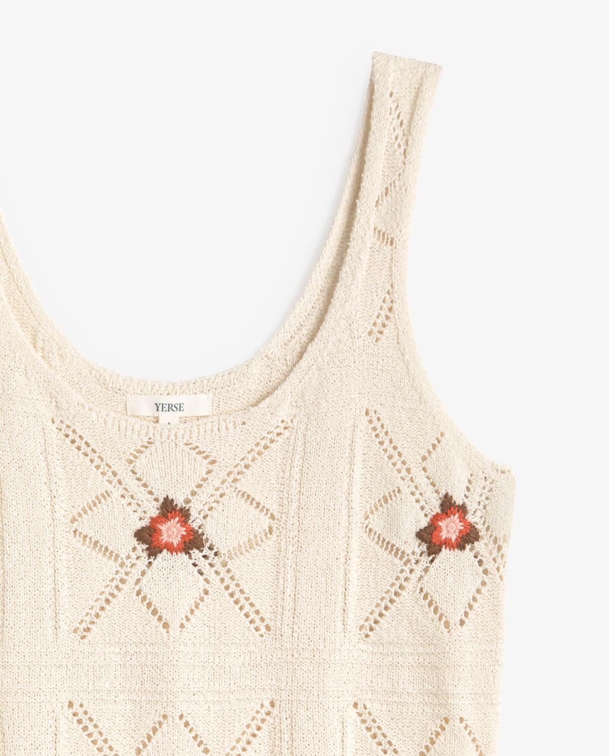 Top tirantes bordado flores en color crudo, vista frontal con detalle del tejido 7