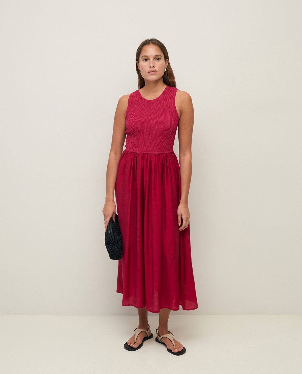 Vestido largo tejido combinado en color frambuesa, vista frontal con detalle del tejido