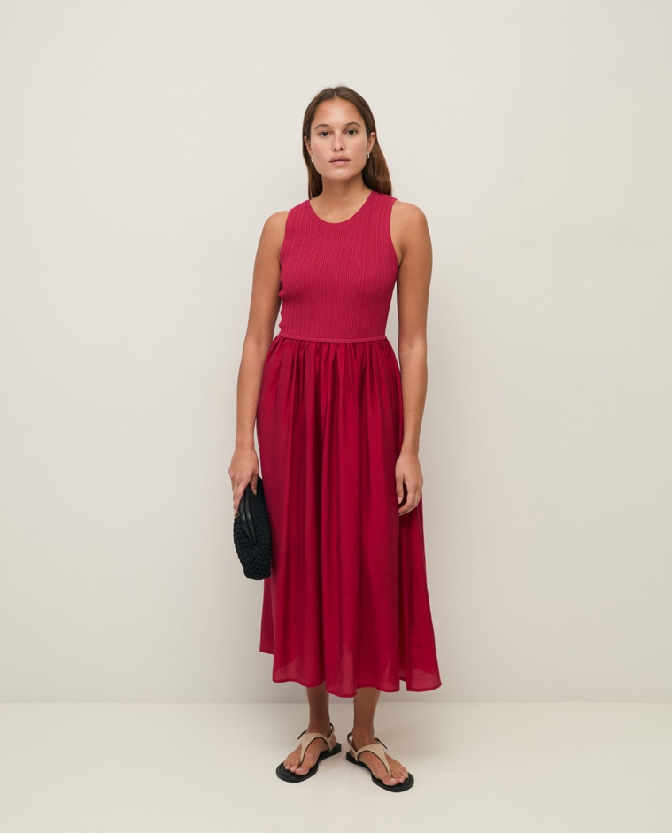 Vestido largo tejido combinado en color frambuesa, vista frontal con detalle del tejido