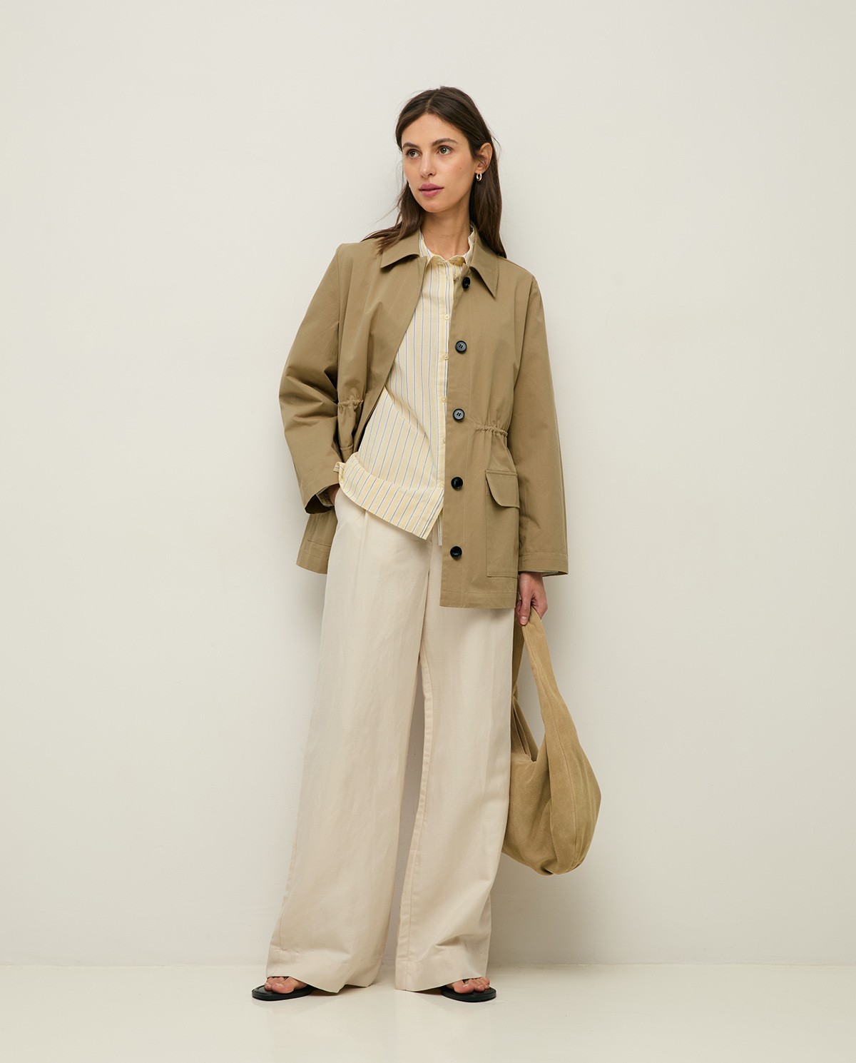 Gabardina corta 100% algodón en color camel, vista frontal con detalle del tejido 5