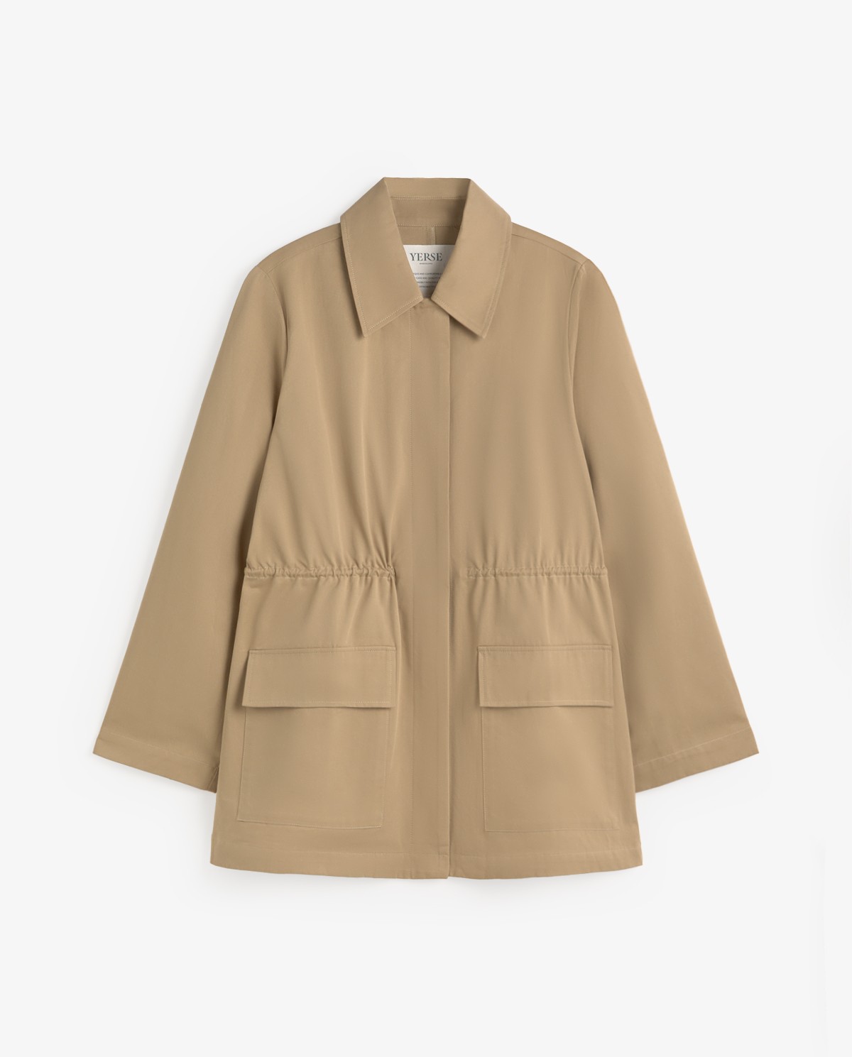 Gabardina corta 100% algodón en color camel, vista frontal con detalle del tejido 12