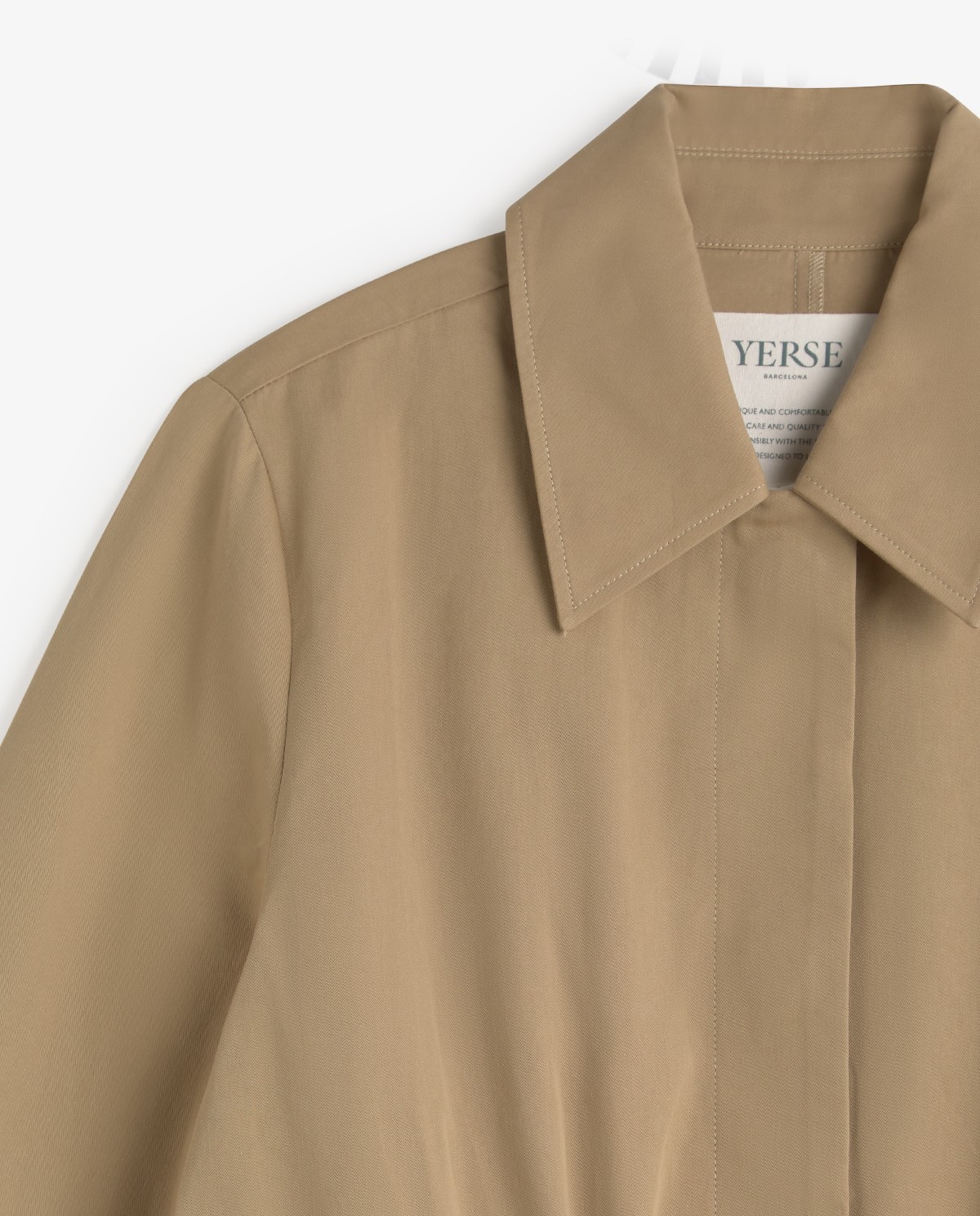 Gabardina corta 100% algodón en color camel, vista frontal con detalle del tejido 13