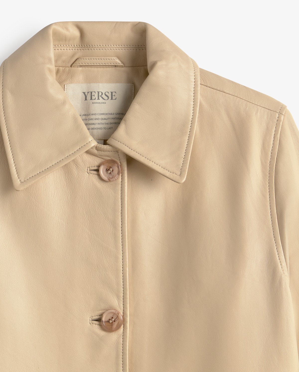 Chaqueta cuero midi en color crudo, vista frontal con detalle del tejido 11