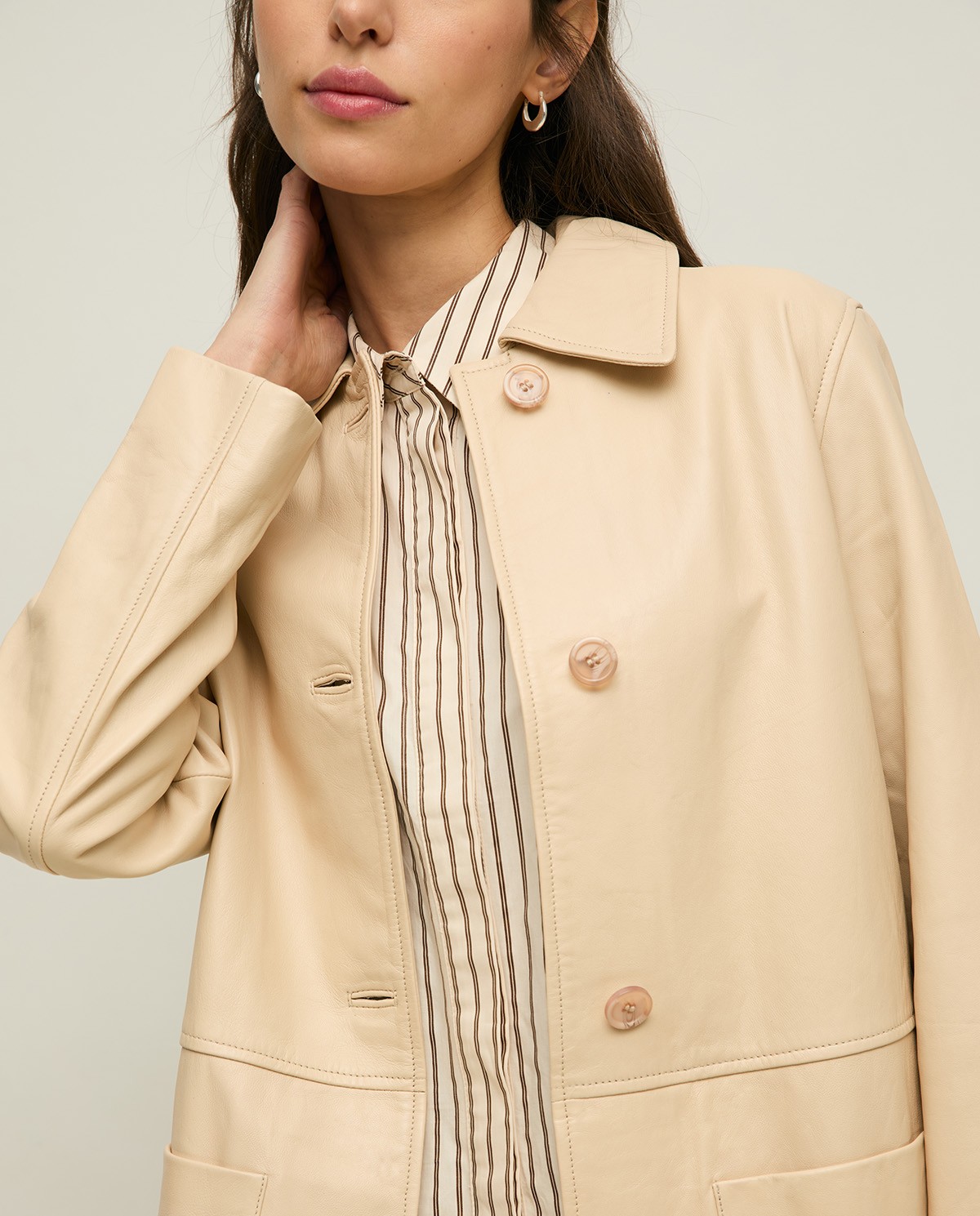 Pantalón barrel algodón en color blanco, vista frontal con detalle del tejido 5