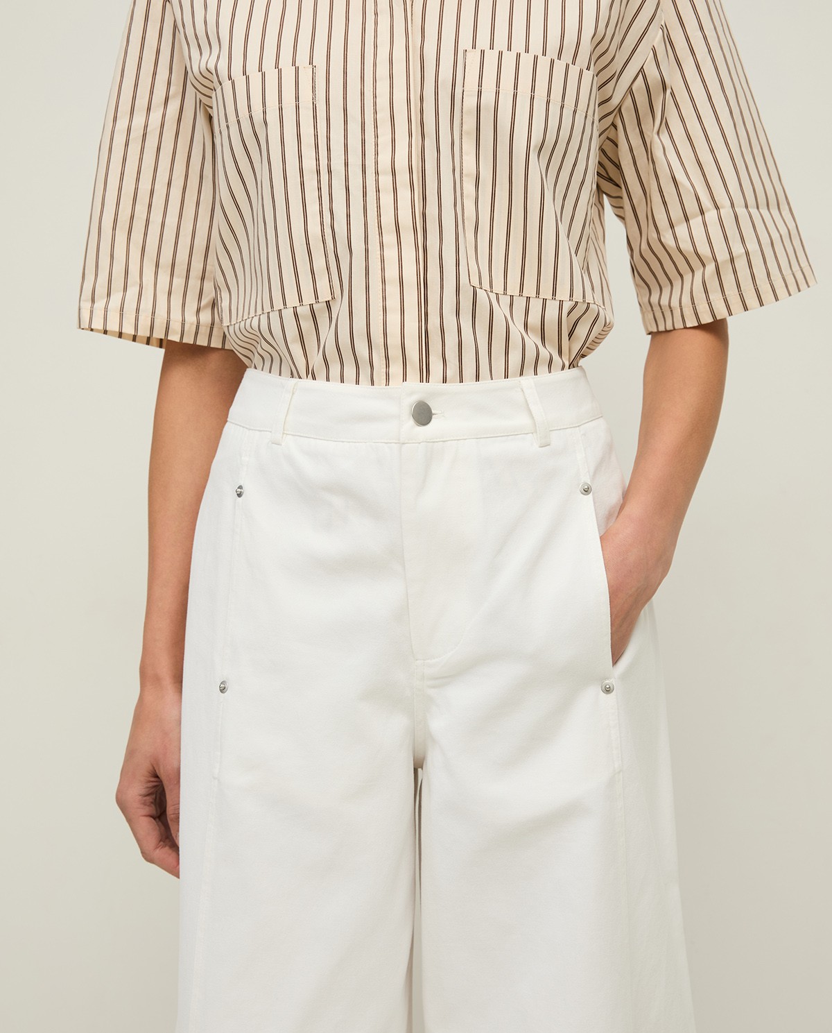 Pantalón barrel algodón en color blanco, vista frontal con detalle del tejido 3