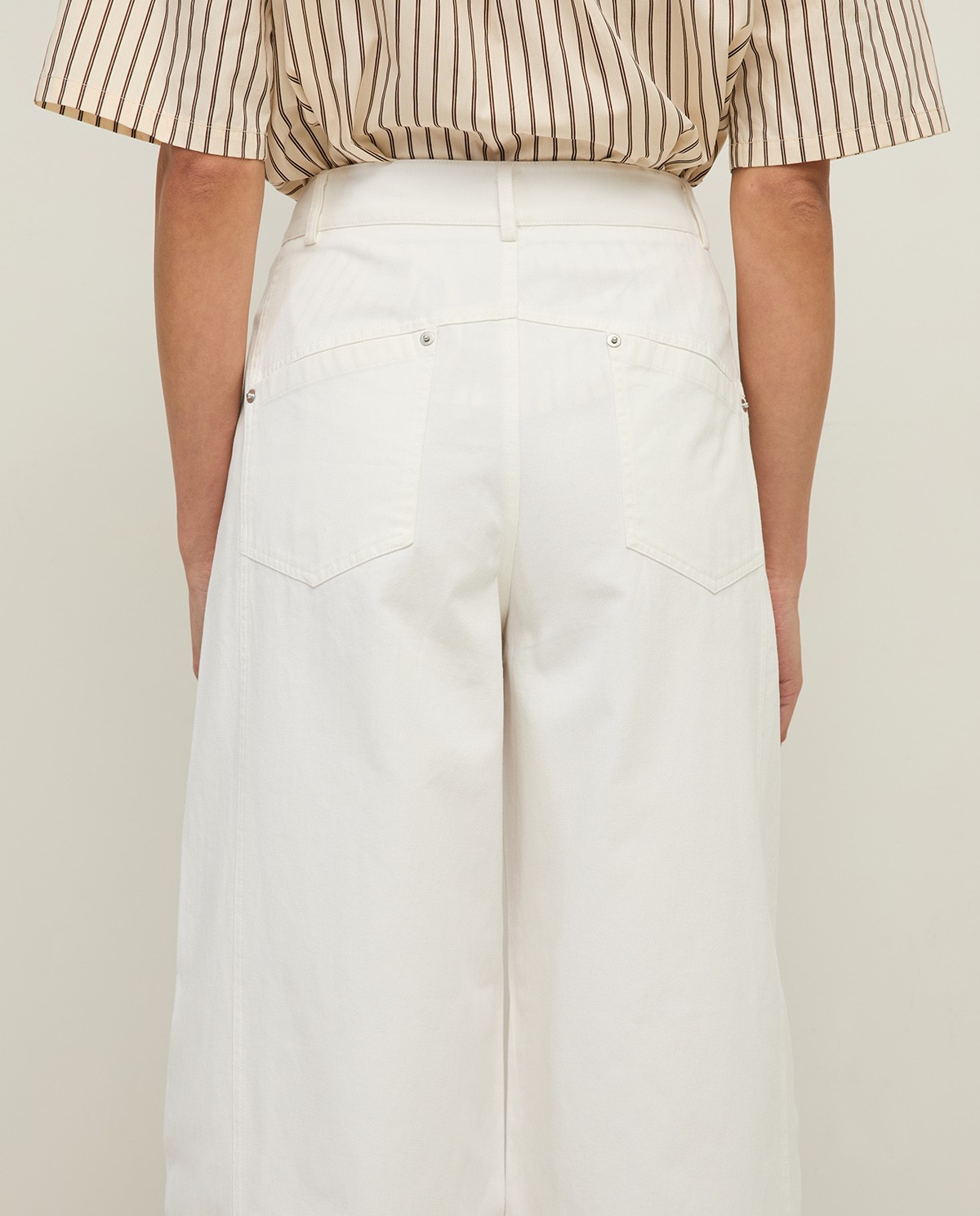 Pantalón barrel algodón en color blanco, vista frontal con detalle del tejido 6