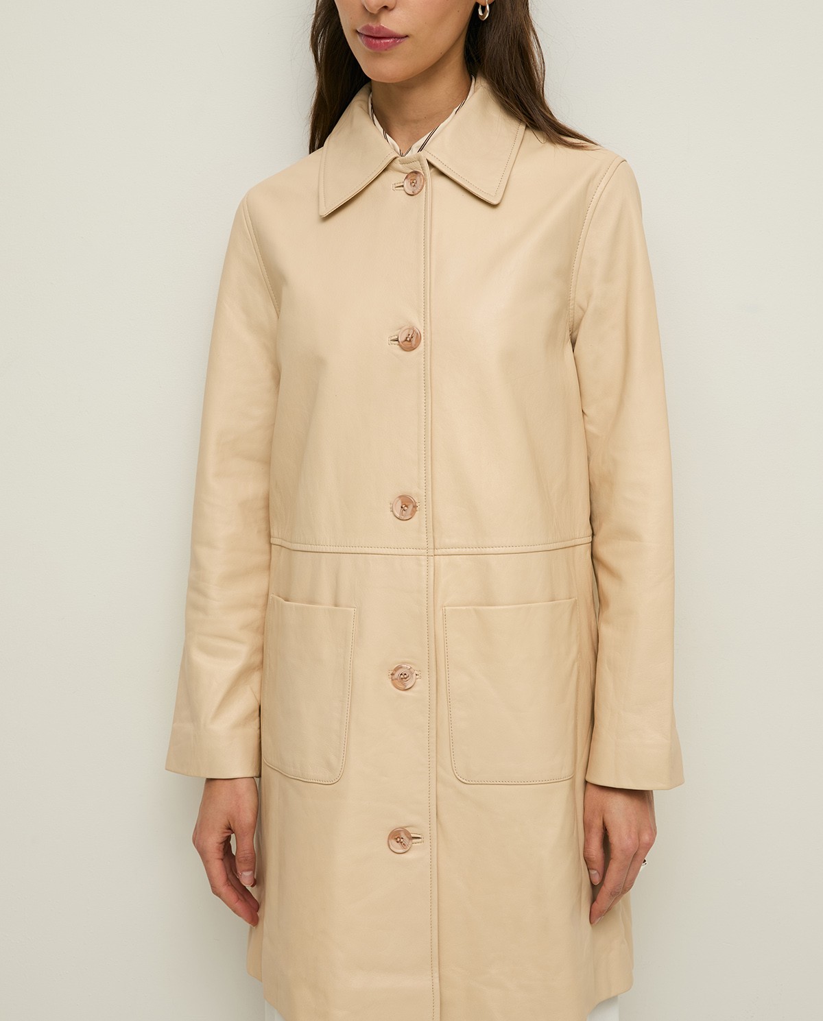 Pantalón barrel algodón en color blanco, vista frontal con detalle del tejido 1