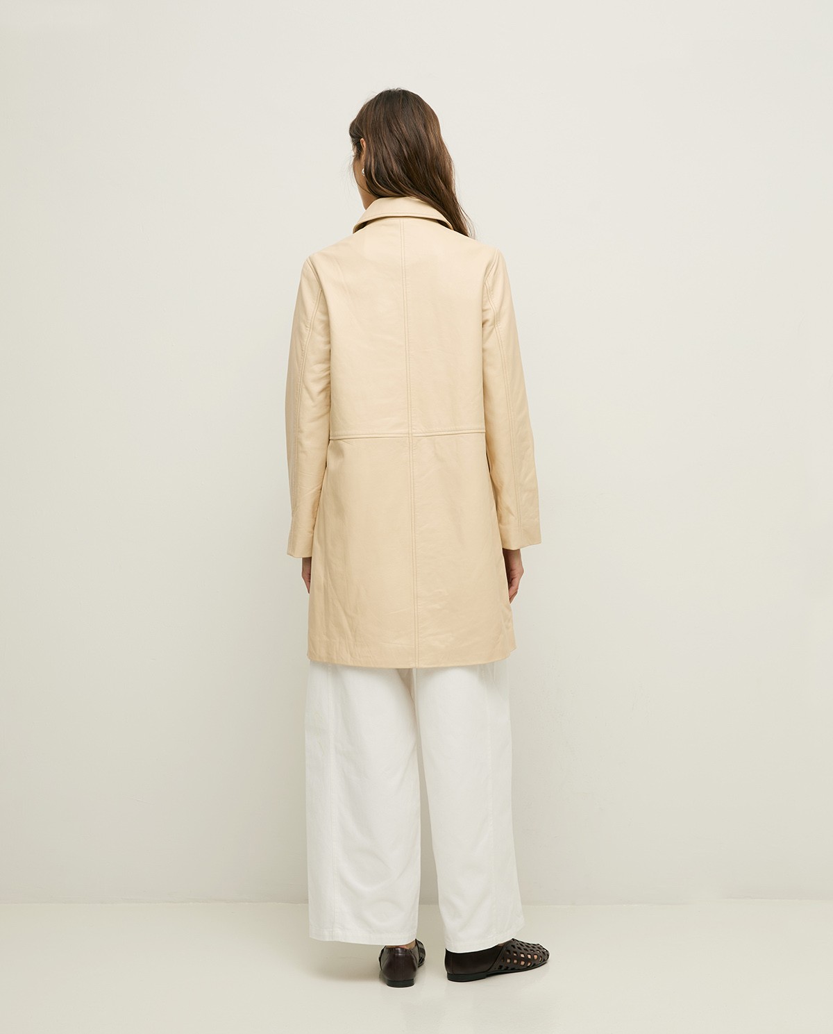 Chaqueta cuero midi en color crudo, vista frontal con detalle del tejido 7