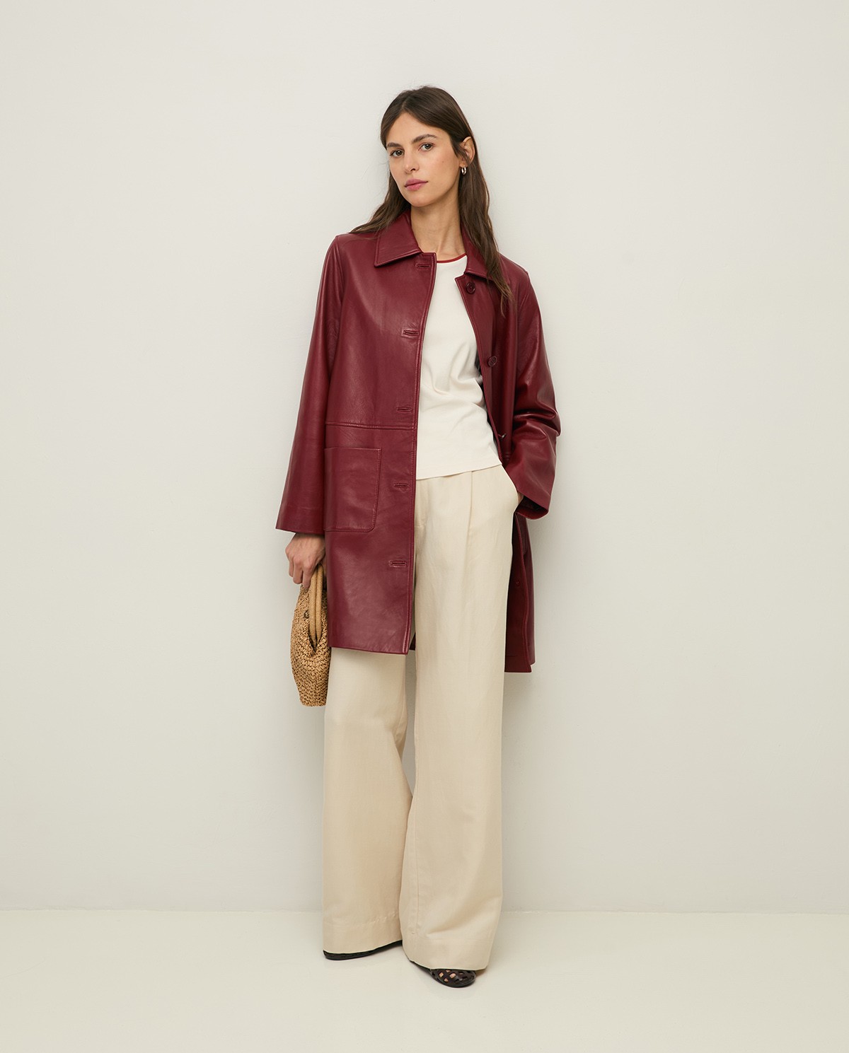 Chaqueta cuero midi en color burdeos, vista frontal con detalle del tejido 1