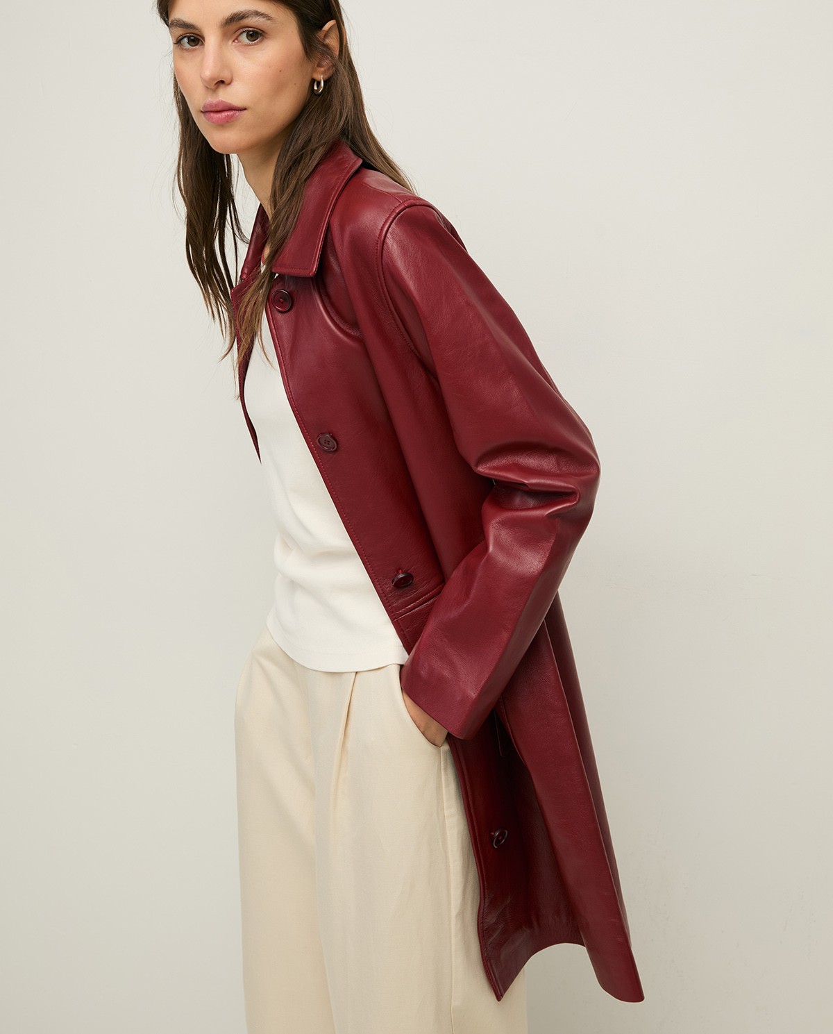 Chaqueta cuero midi en color burdeos, vista frontal con detalle del tejido 1