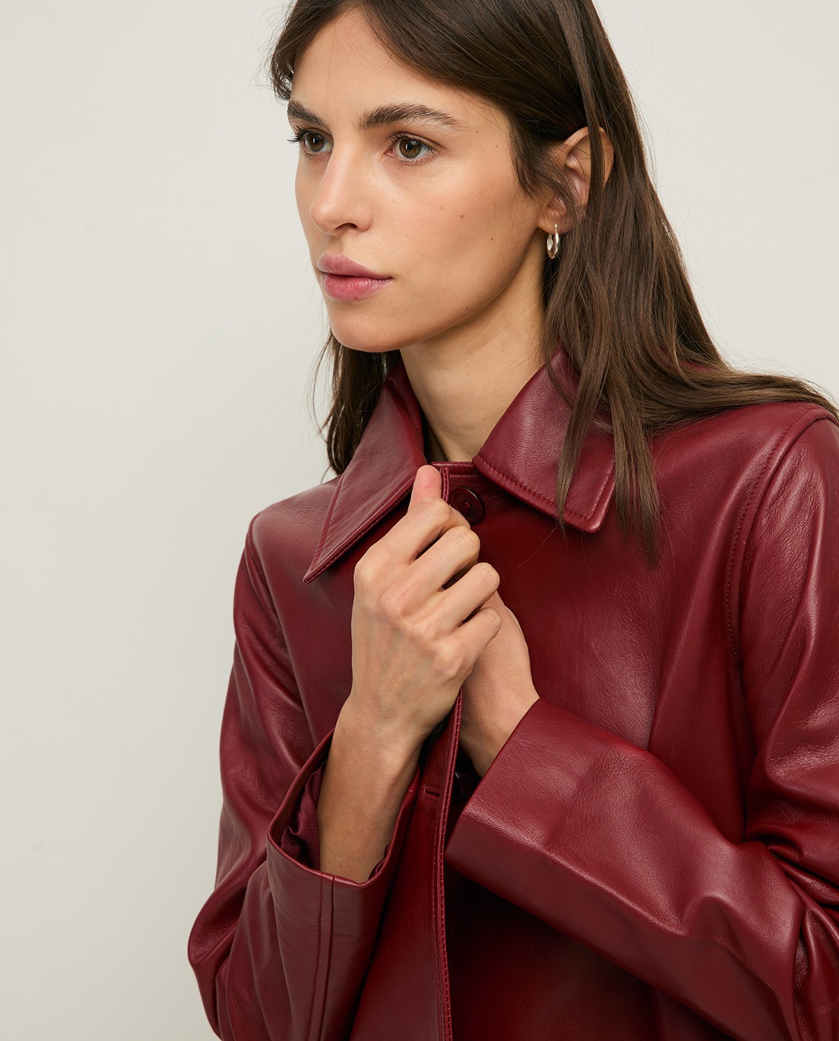 Chaqueta cuero midi en color burdeos, vista frontal con detalle del tejido 2