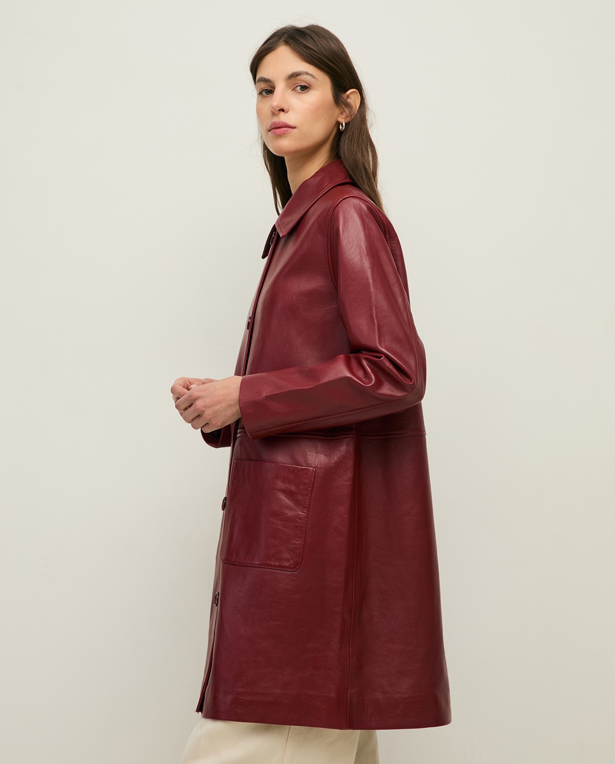 Chaqueta cuero midi en color burdeos, vista frontal con detalle del tejido 3