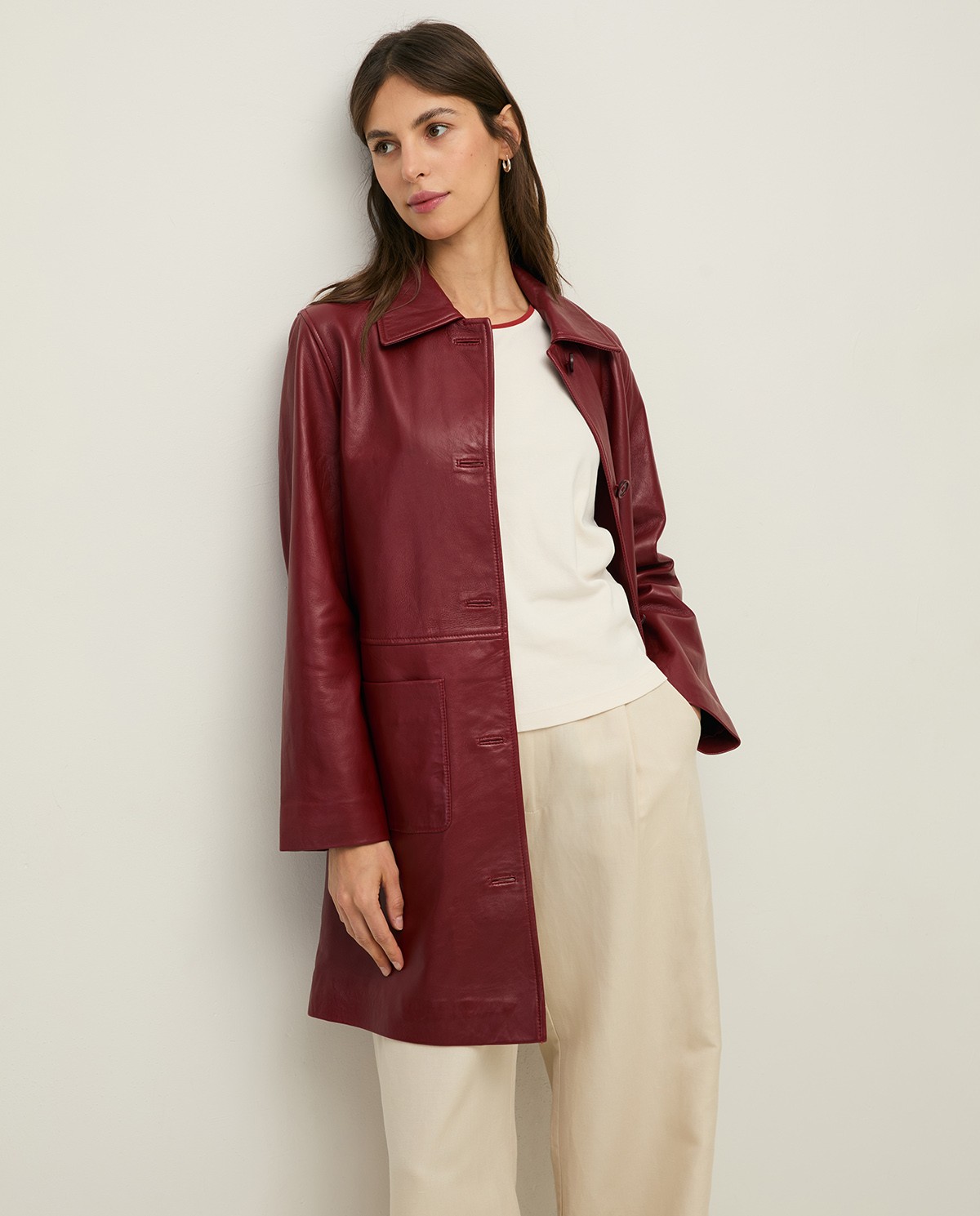 Chaqueta cuero midi en color burdeos, vista frontal con detalle del tejido 4