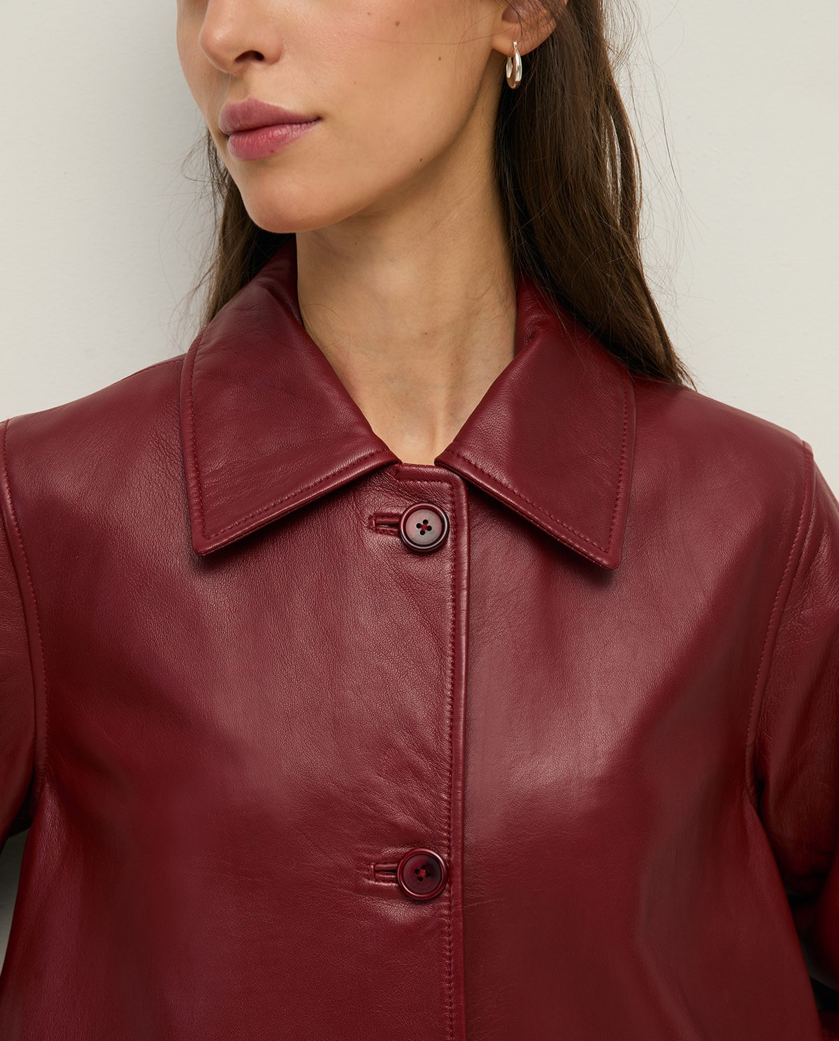 Chaqueta cuero midi en color burdeos, vista frontal con detalle del tejido 5