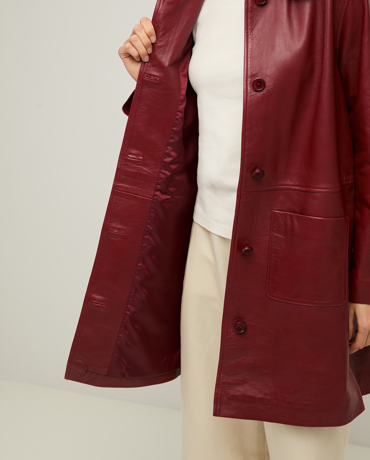 Chaqueta cuero midi en color burdeos, vista frontal con detalle del tejido 6