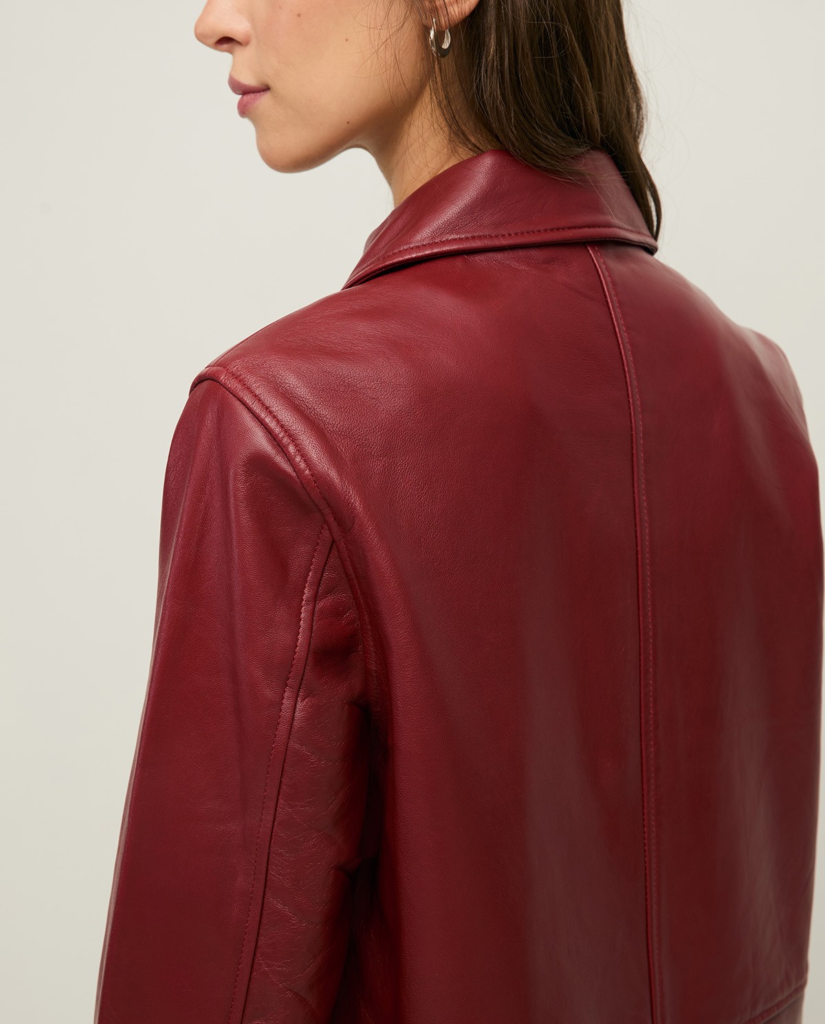Chaqueta cuero midi en color burdeos, vista frontal con detalle del tejido 7