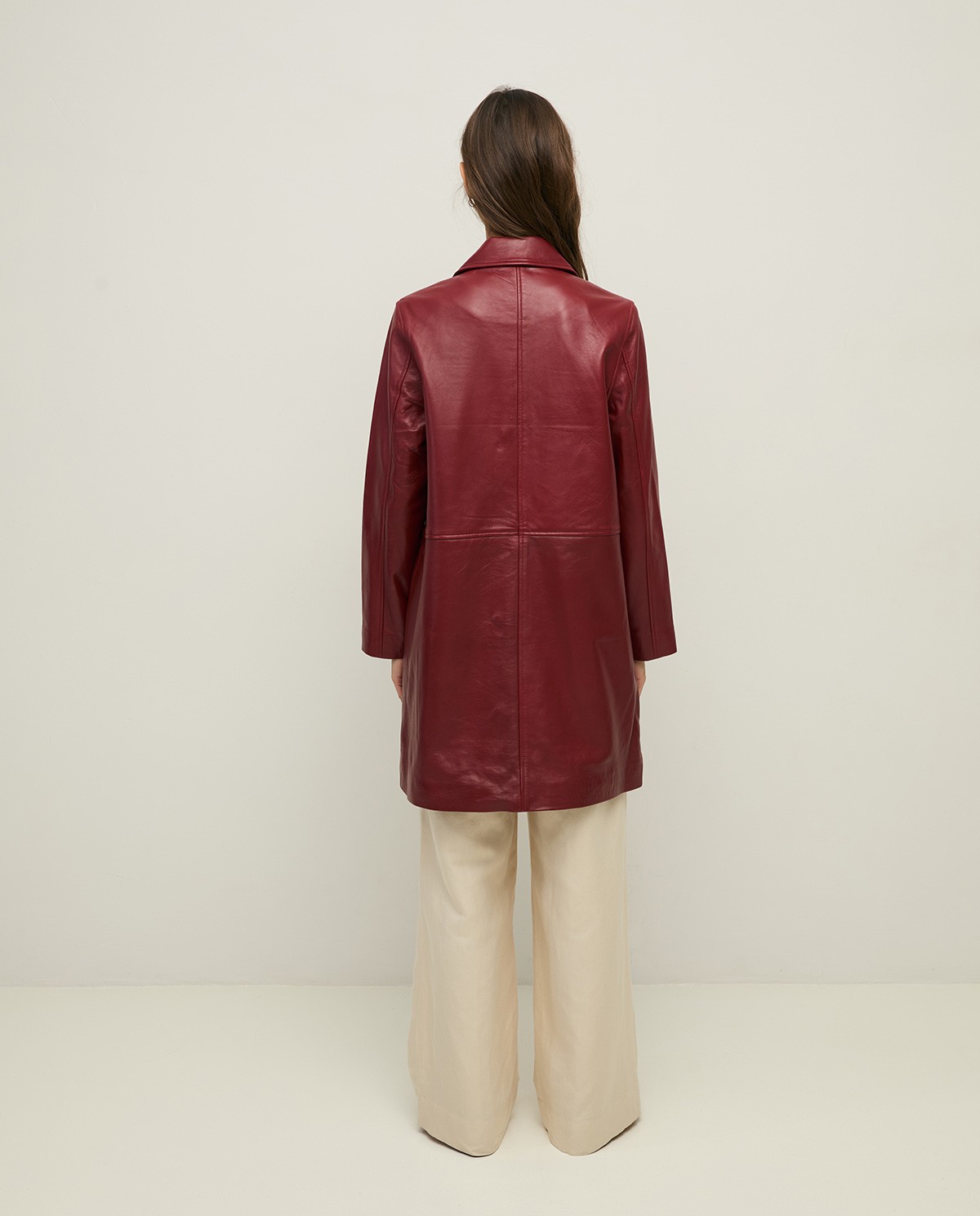 Chaqueta cuero midi en color burdeos, vista frontal con detalle del tejido 9