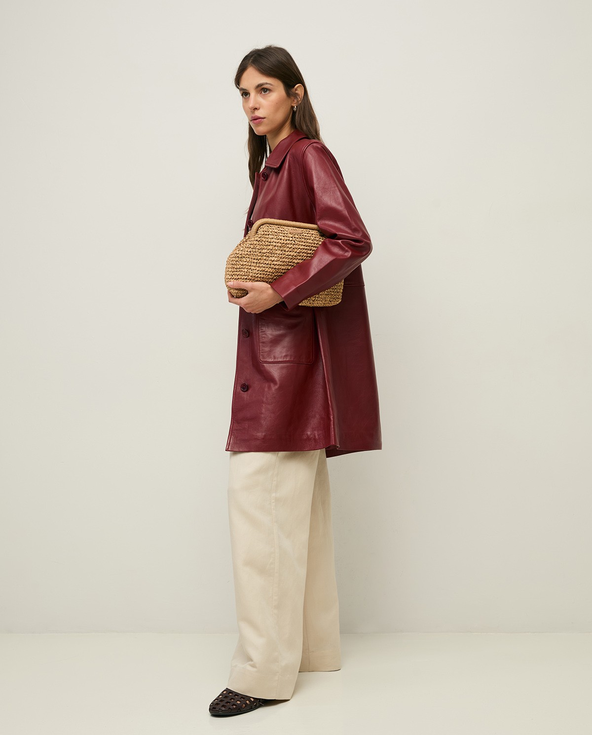 Chaqueta cuero midi en color burdeos, vista frontal con detalle del tejido 8