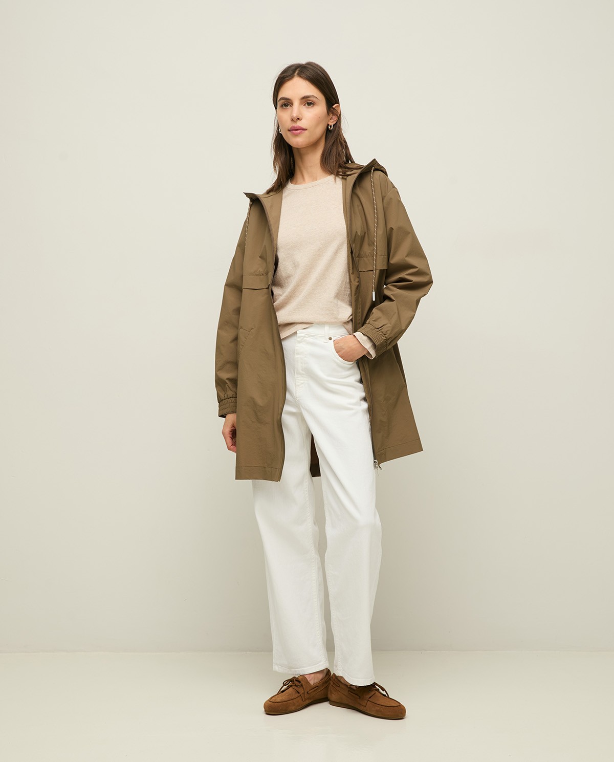 Parka con capucha water repellent en color caqui, vista frontal con detalle del tejido 1