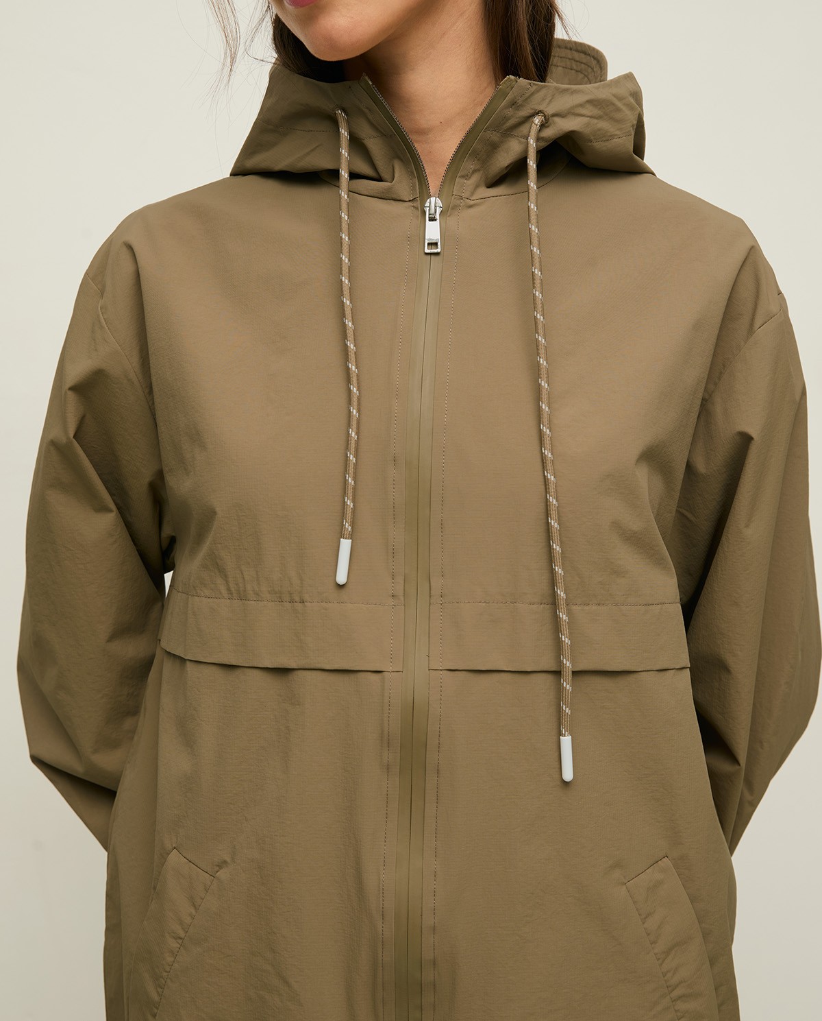 Parka con capucha water repellent en color caqui, vista frontal con detalle del tejido 3