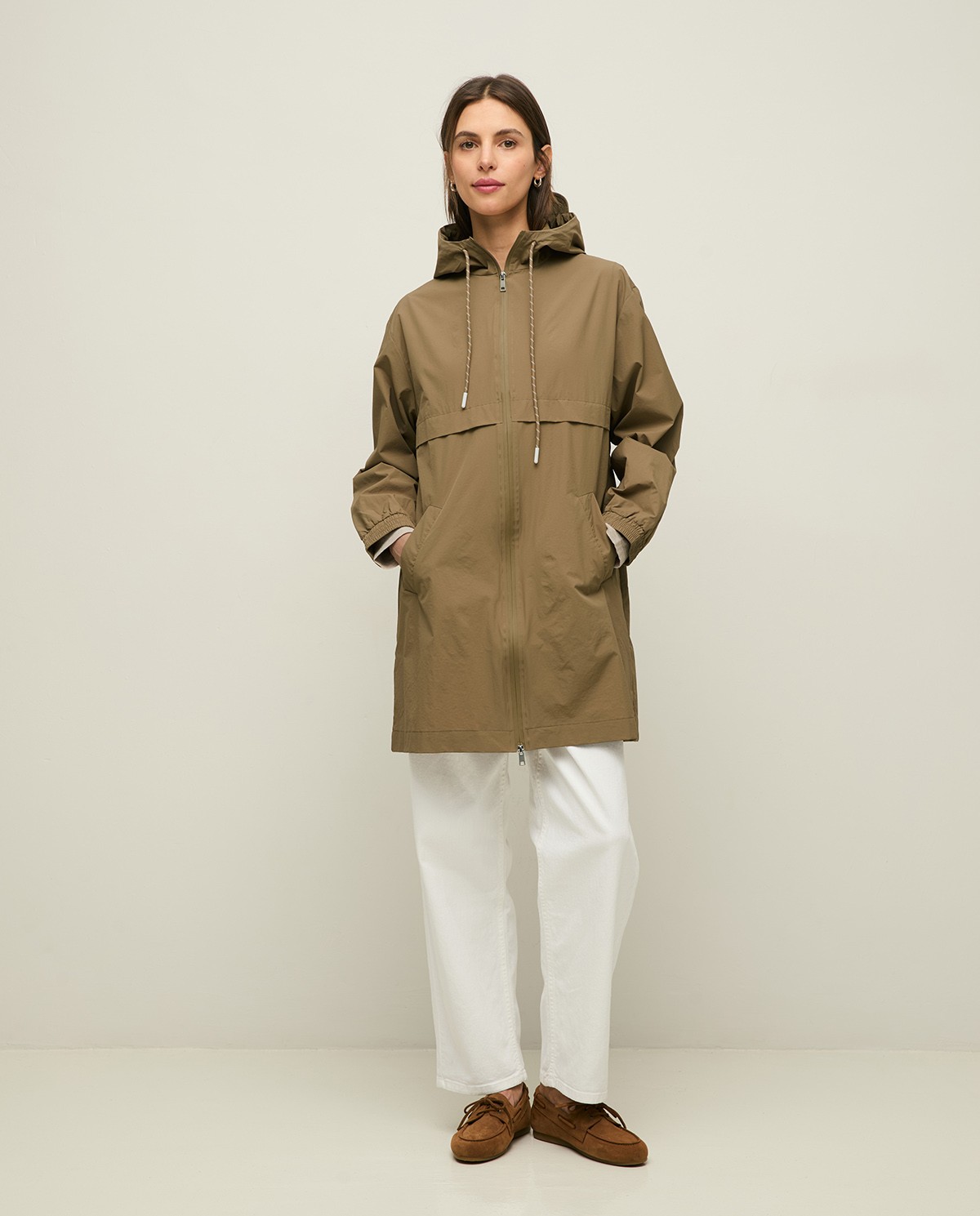 Parka con capucha water repellent en color caqui, vista frontal con detalle del tejido 5