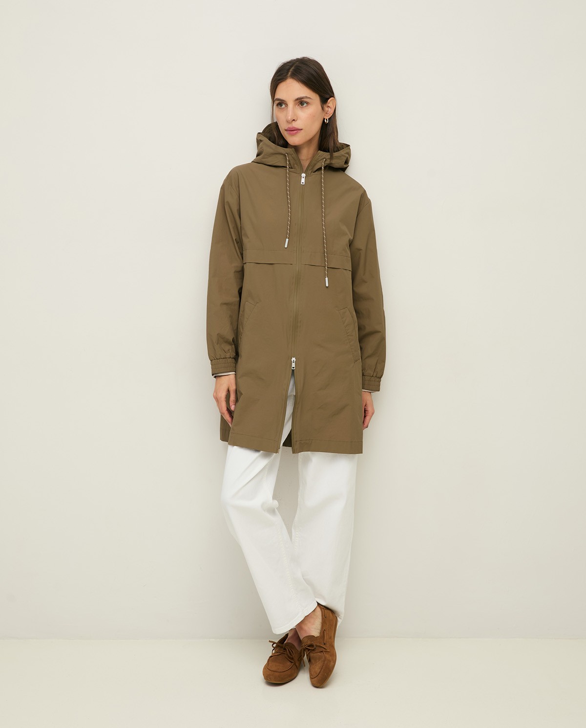 Parka con capucha water repellent en color caqui, vista frontal con detalle del tejido 7