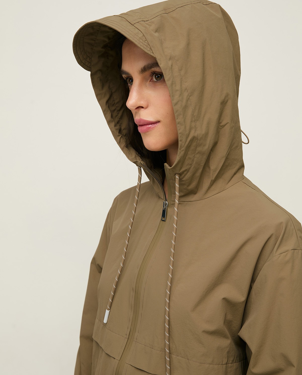 Parka con capucha water repellent en color caqui, vista frontal con detalle del tejido 8