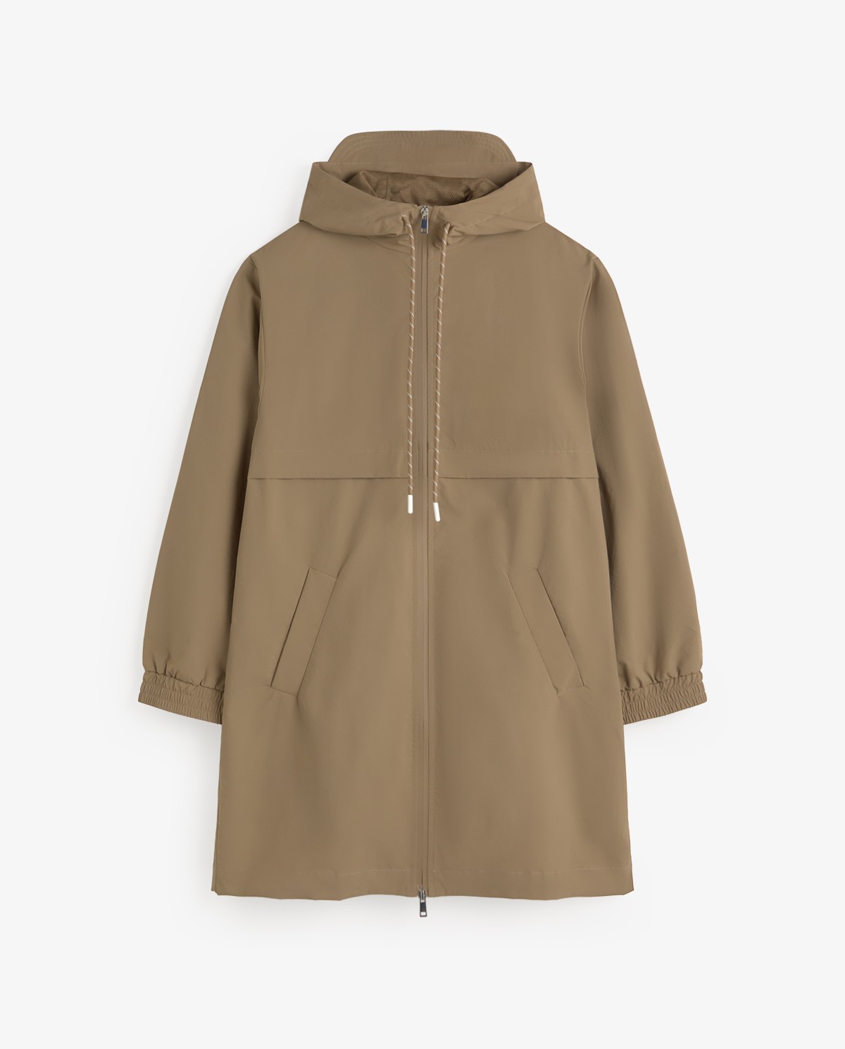 Parka con capucha water repellent en color caqui, vista frontal con detalle del tejido 13