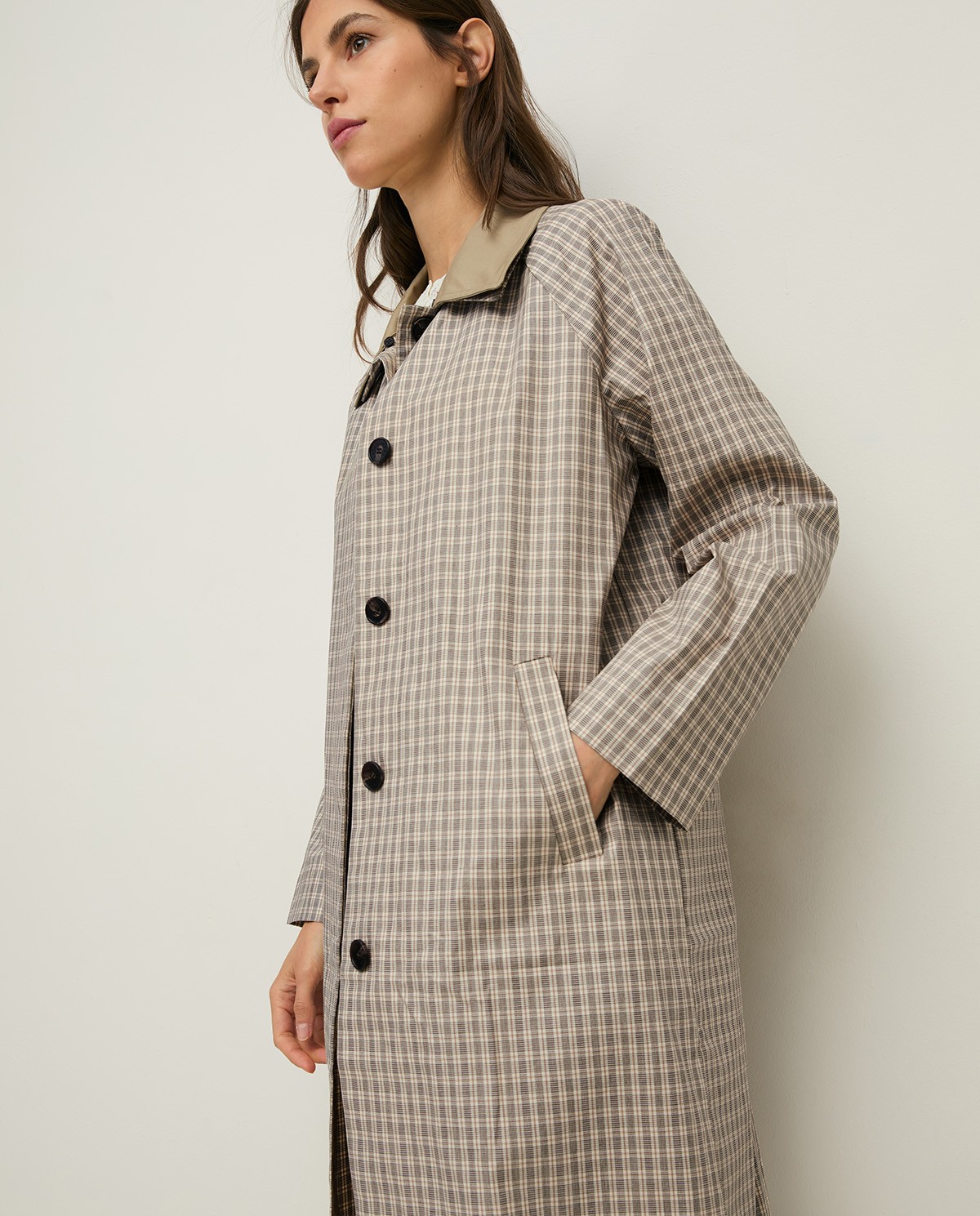 Gabardina water repellent cuadros en color crudo, vista frontal con detalle del tejido 2