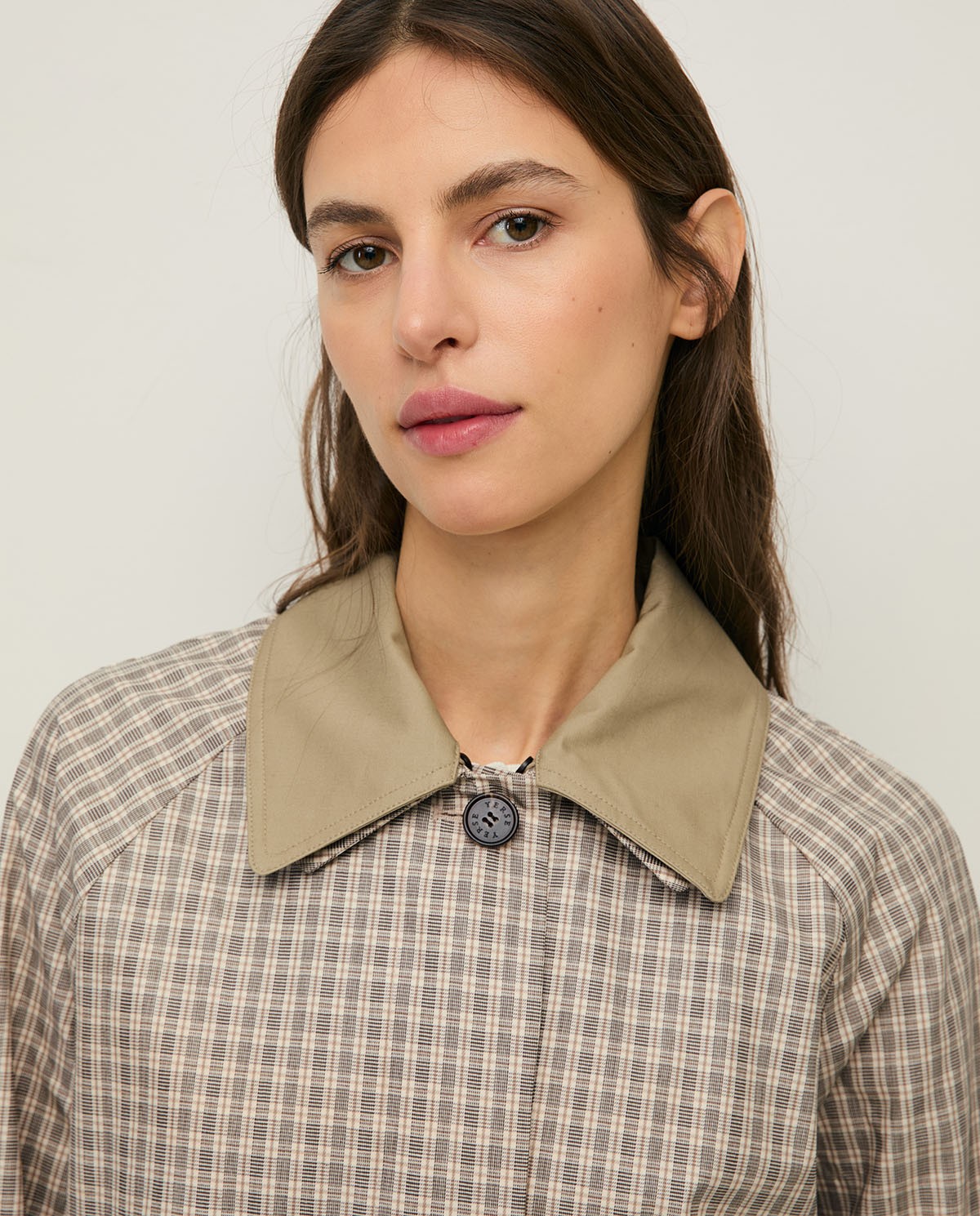 Gabardina water repellent cuadros en color crudo, vista frontal con detalle del tejido 3