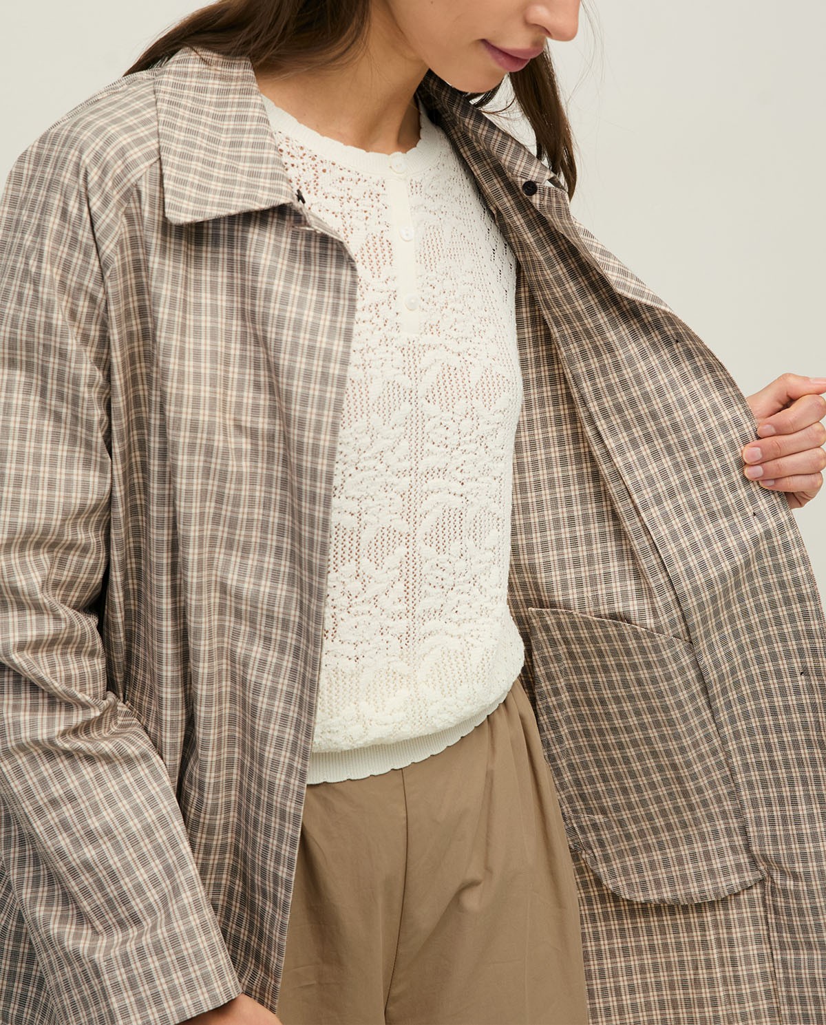 Gabardina water repellent cuadros en color crudo, vista frontal con detalle del tejido 6