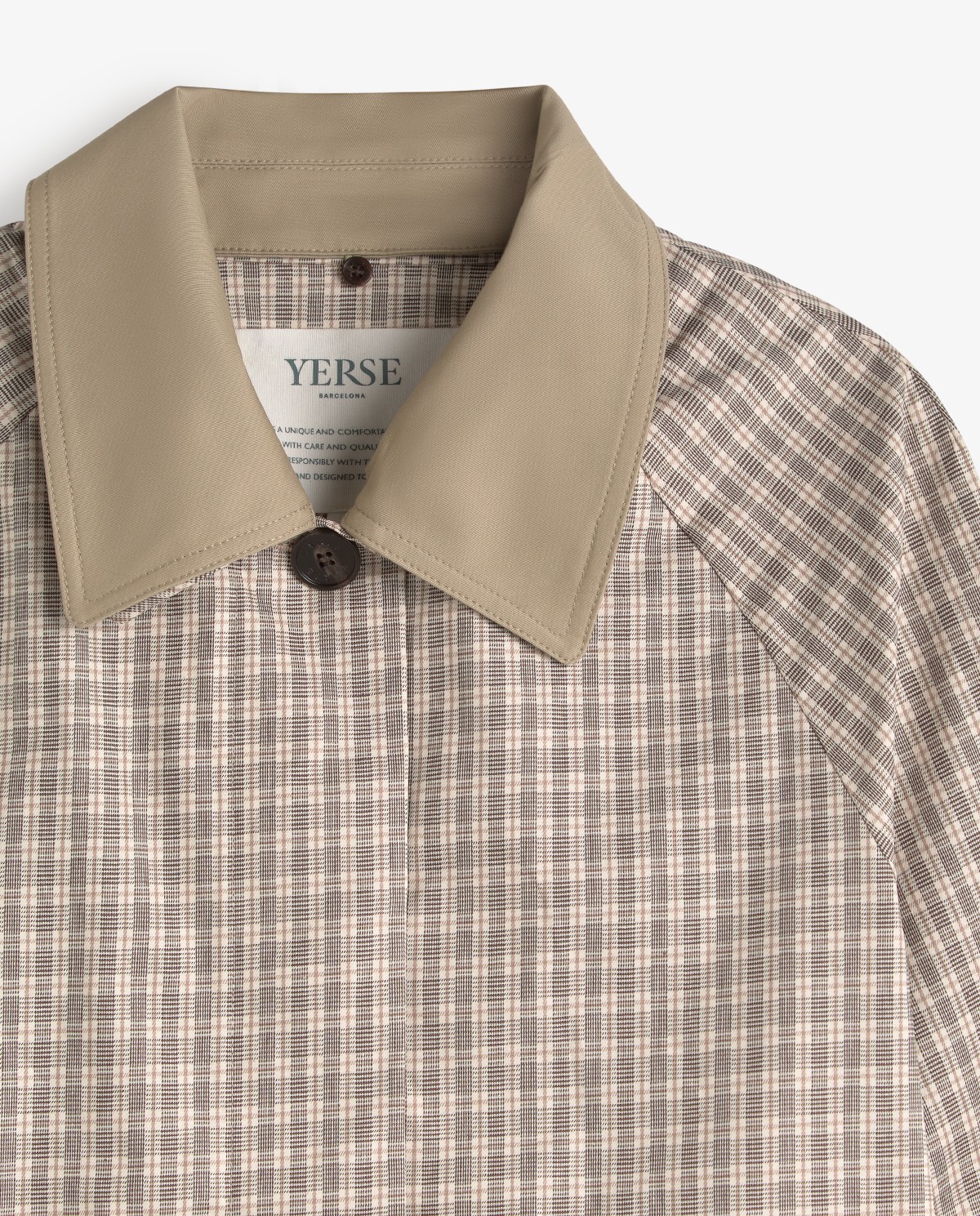 Gabardina water repellent cuadros en color crudo, vista frontal con detalle del tejido 12