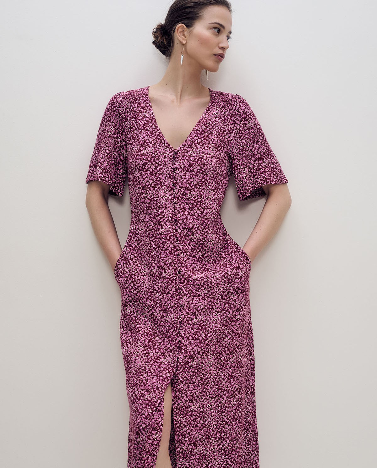 Vestido midi fluido con estampado de flores en tonos rosa y escote de pico